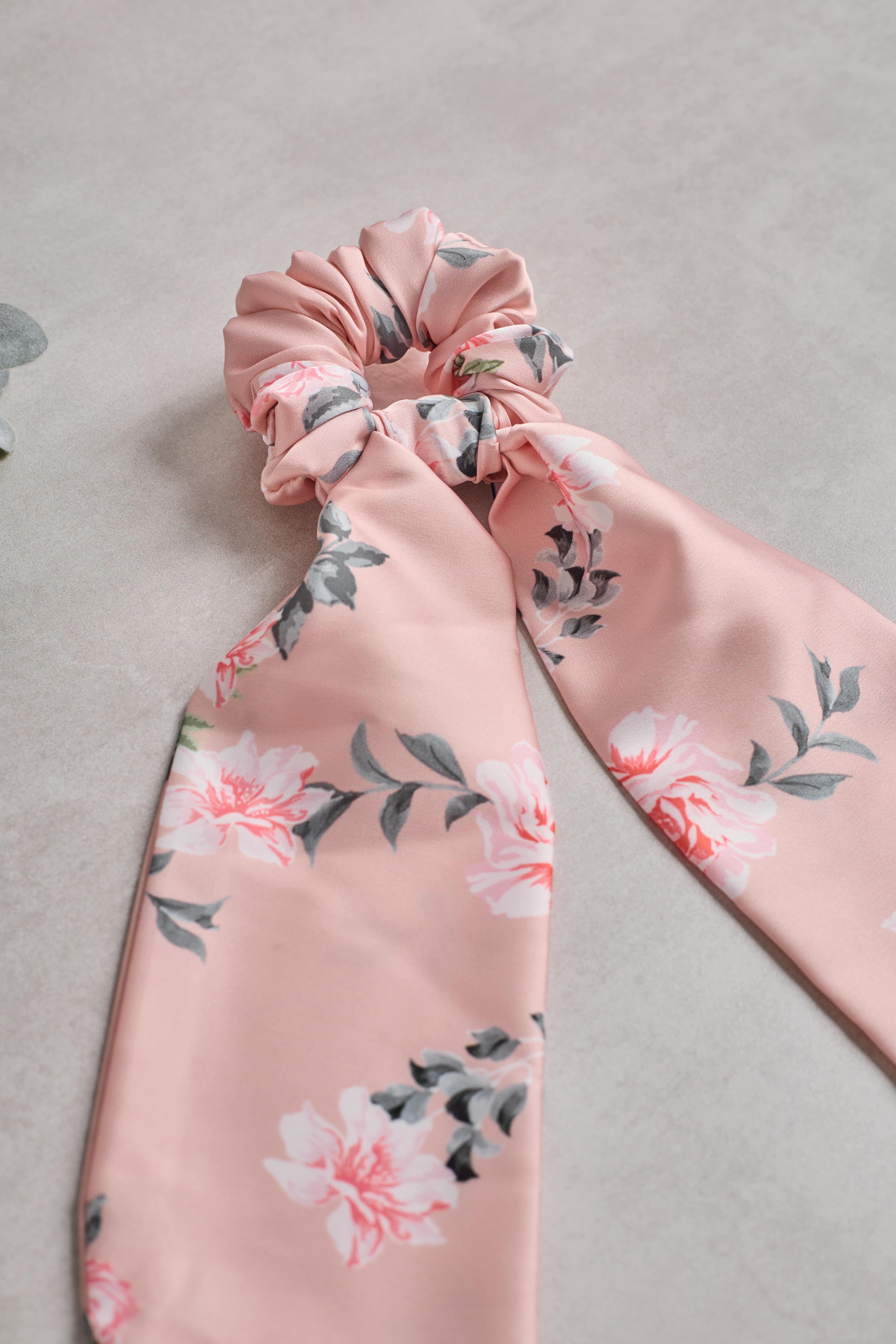 Kuyruklu Rose Scrunchie