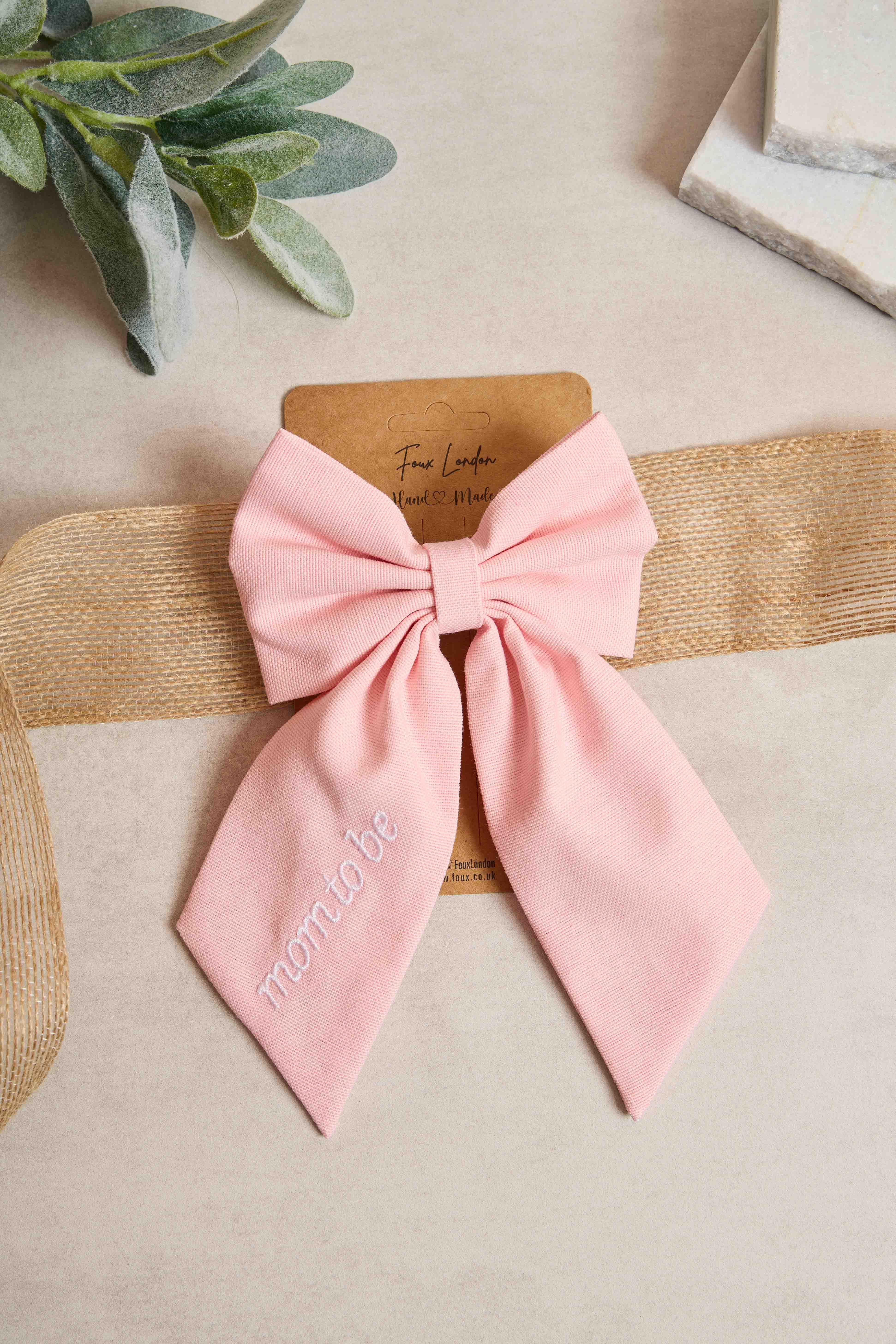Mom To Be Nakışlı Pembe Fiyonk Toka