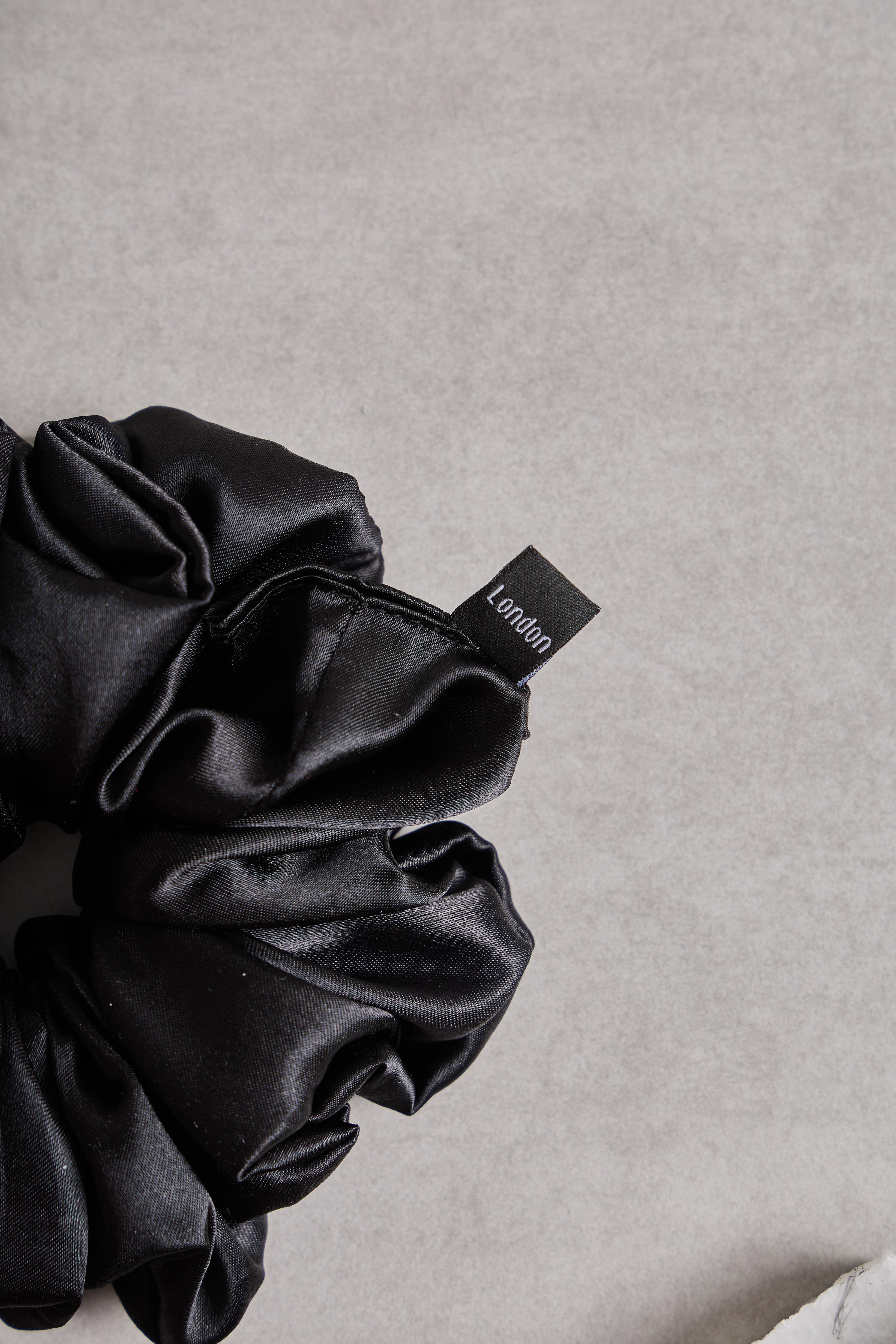 Siyah Bol Büzgülü Sateen Scrunchie