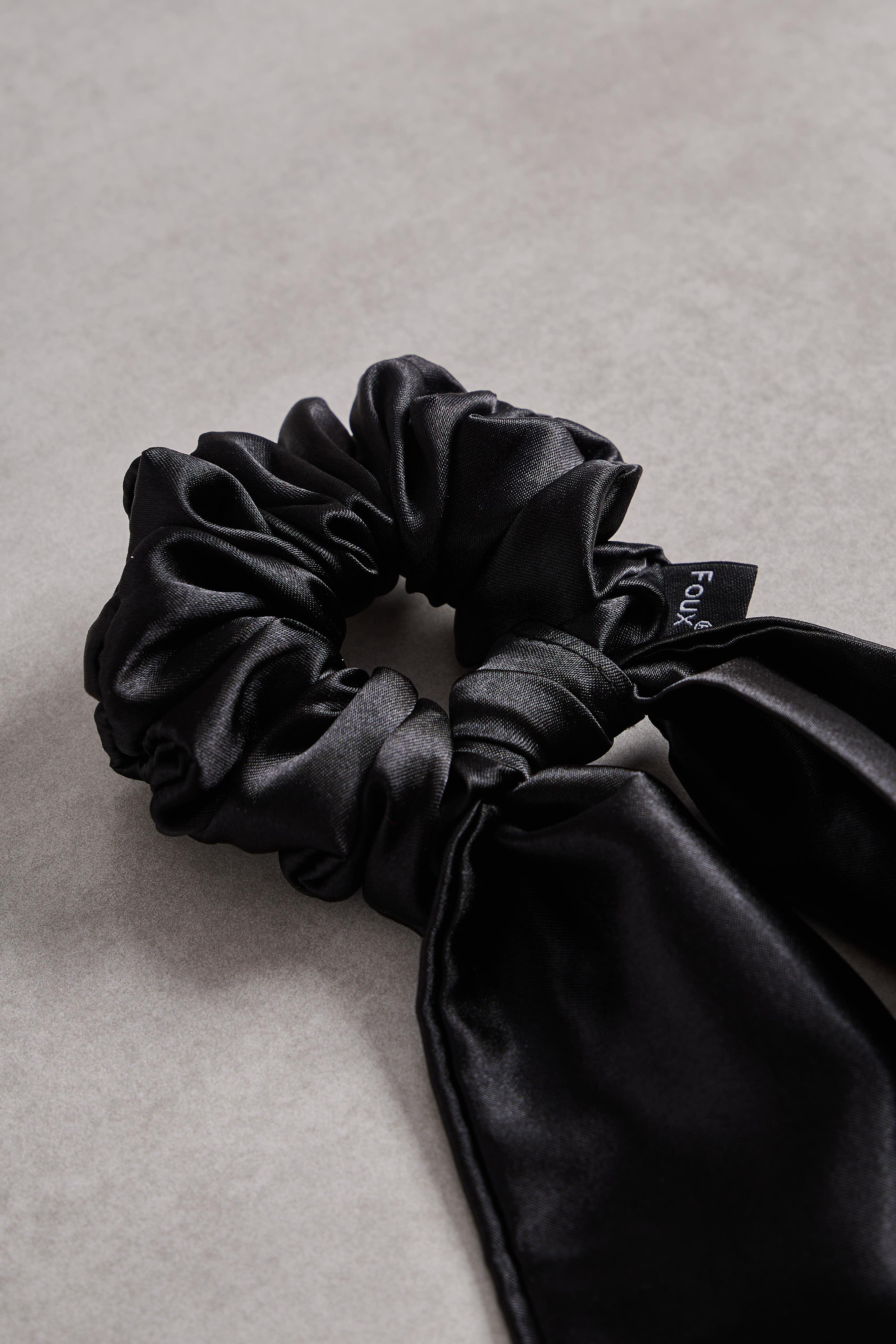 Siyah Kuyruklu Sateen Scrunchie