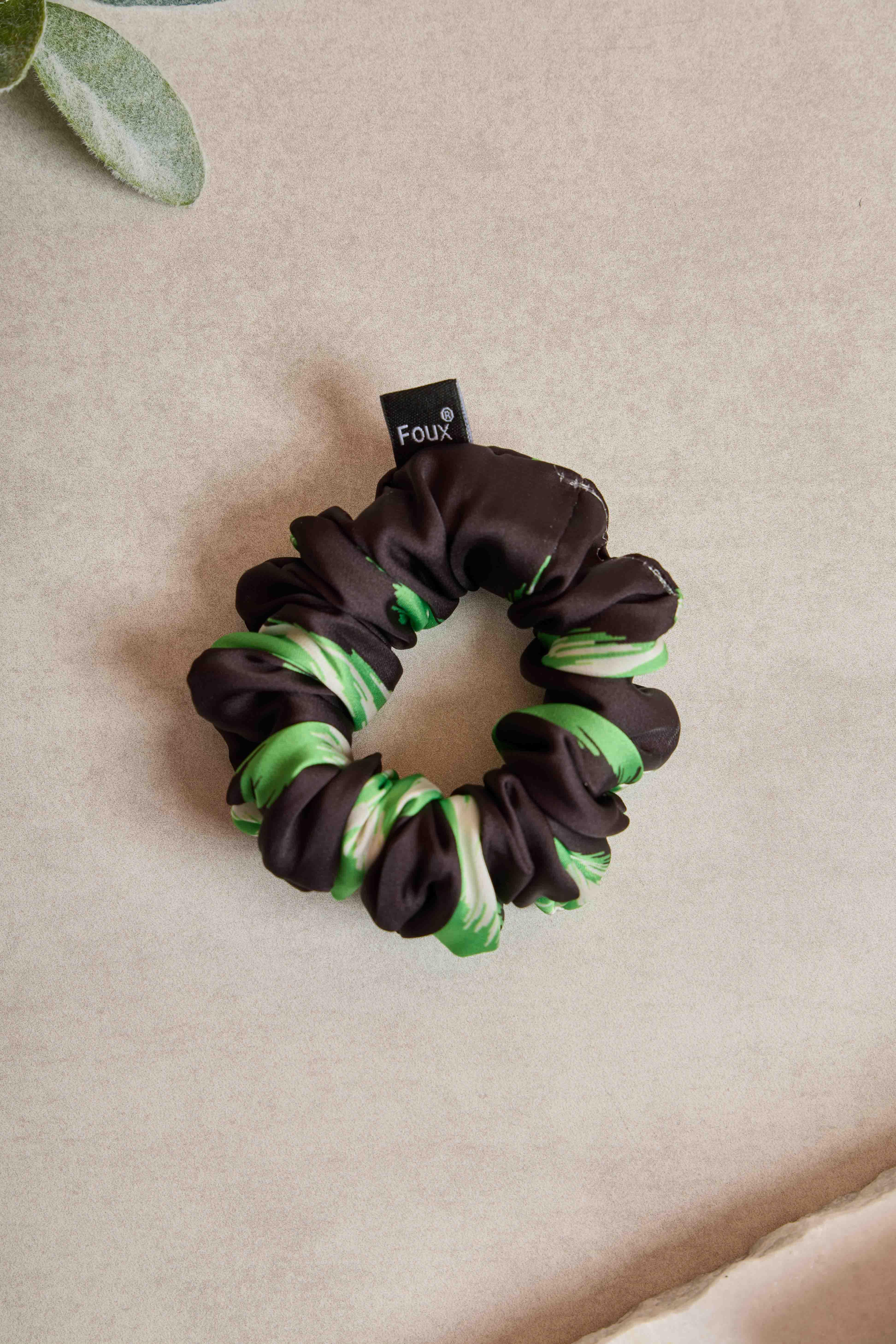 Yeşil Fırçalı Darbeli Siyah Small Scrunchie