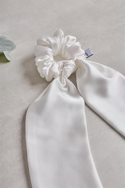 Kuyruklu Beyaz Scrunchie