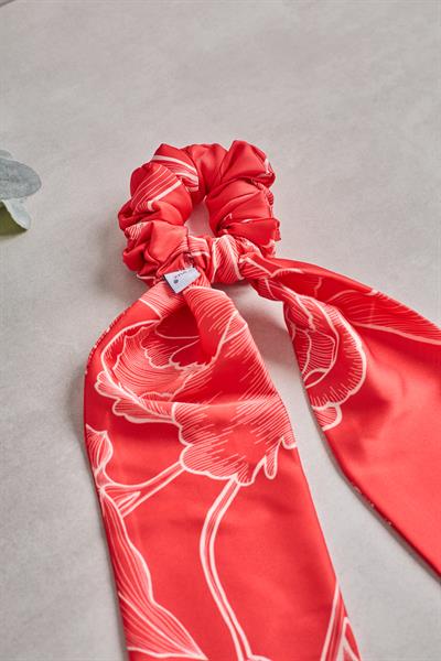Kuyruklu Carmine Scrunchie
