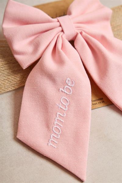 Mom To Be Nakışlı Pembe Fiyonk Toka