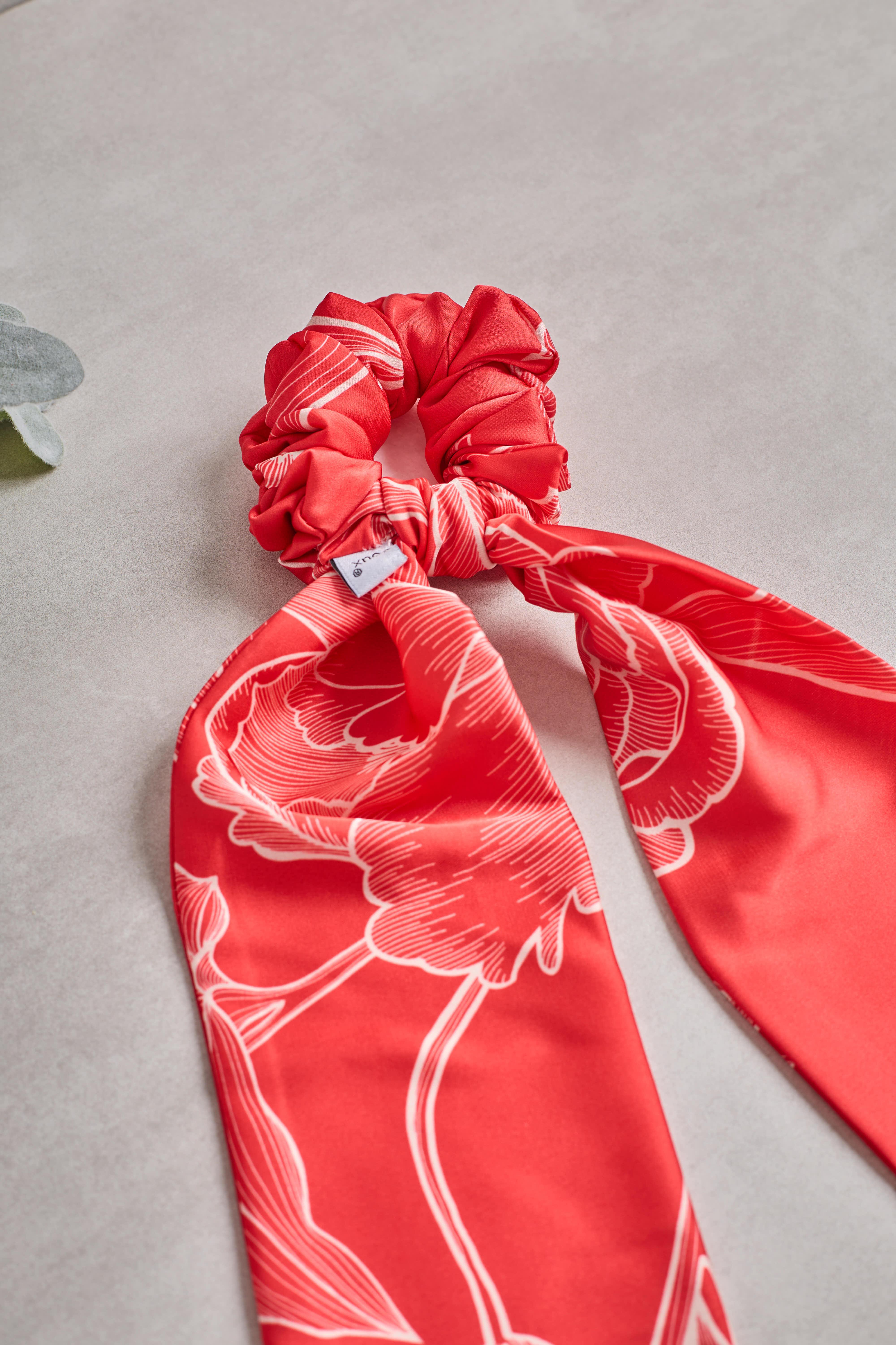 Kuyruklu Carmine Scrunchie