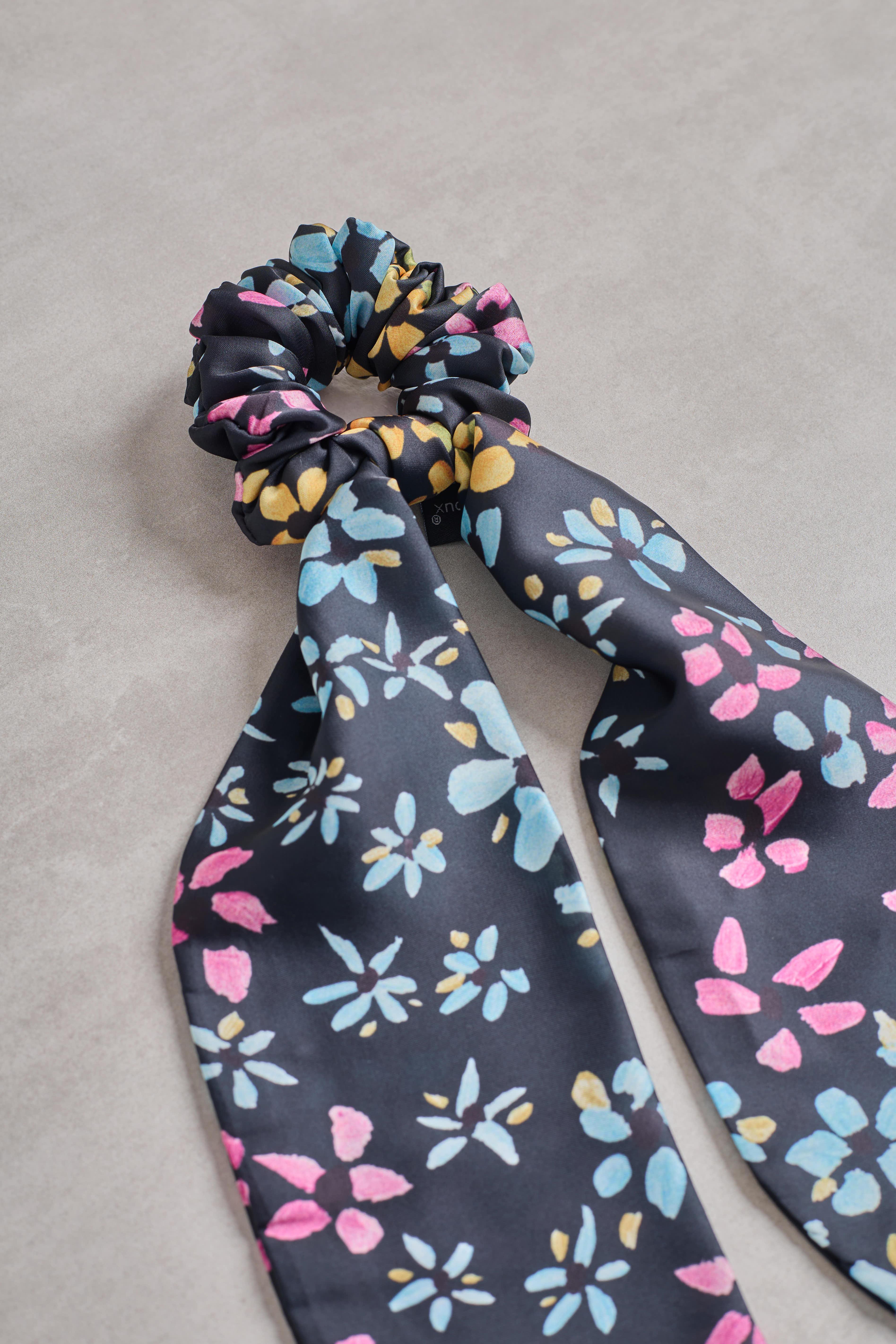 Kuyruklu Garish Scrunchie