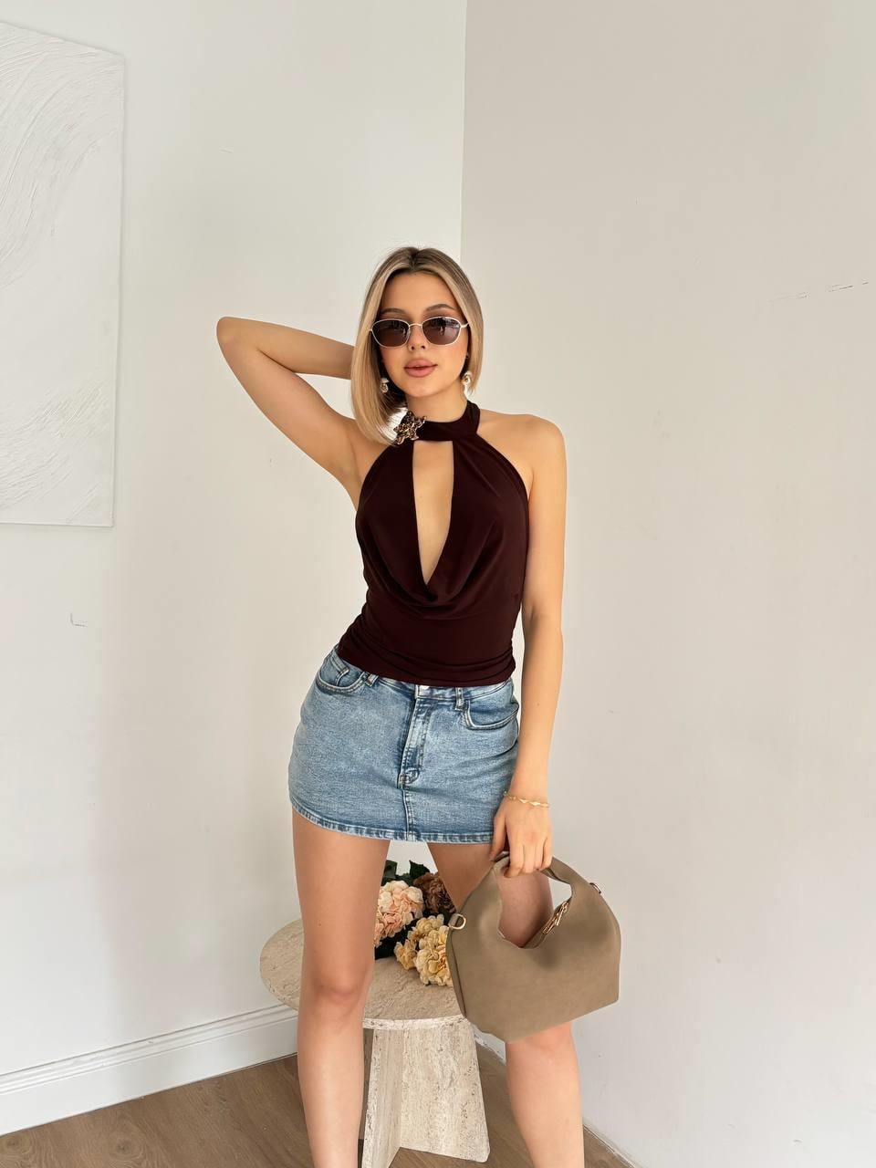 Kadın Aksesuar Detaylı Derin Göğüs Dekolteli Crop Bluz