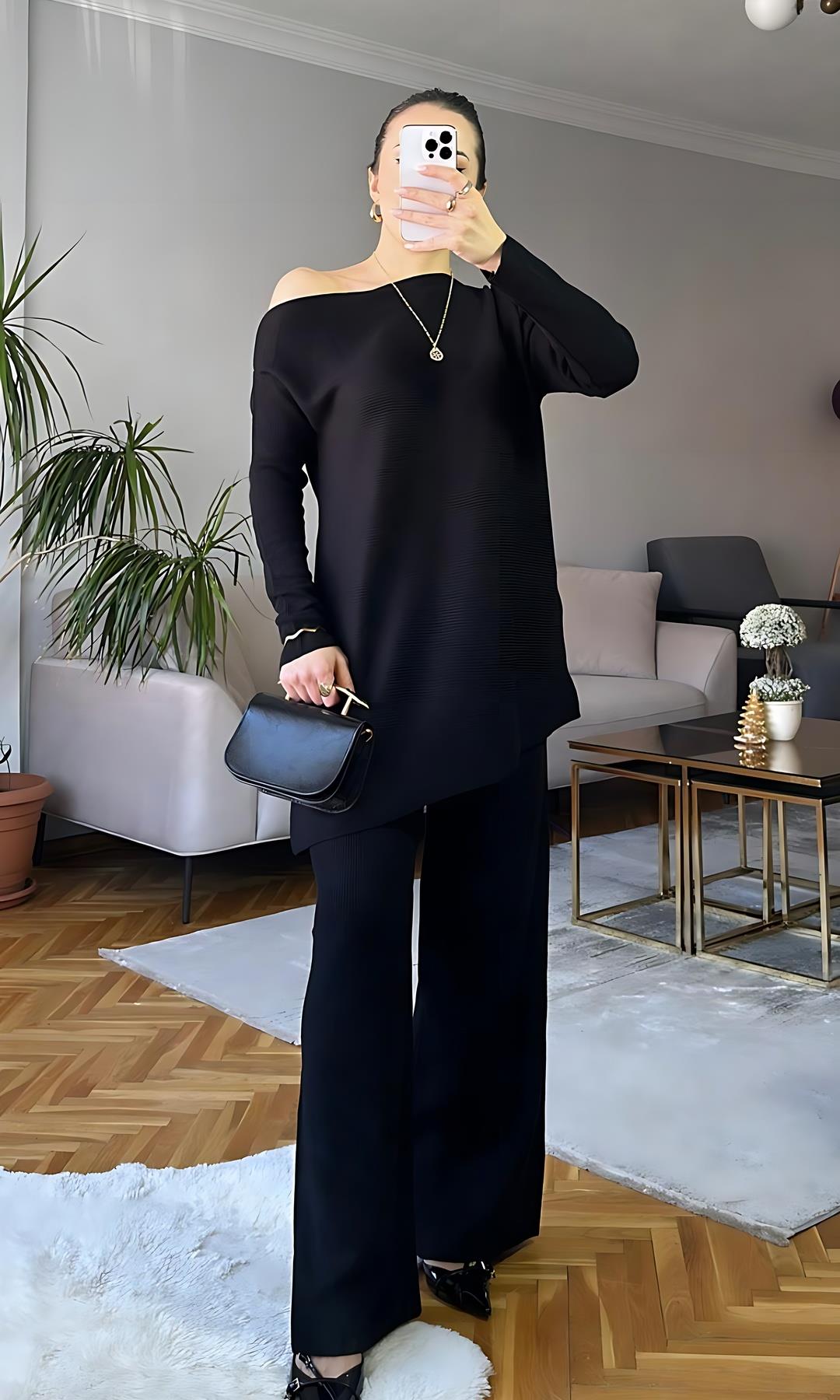 Bronş Detaylı Siyah Triko Takım 