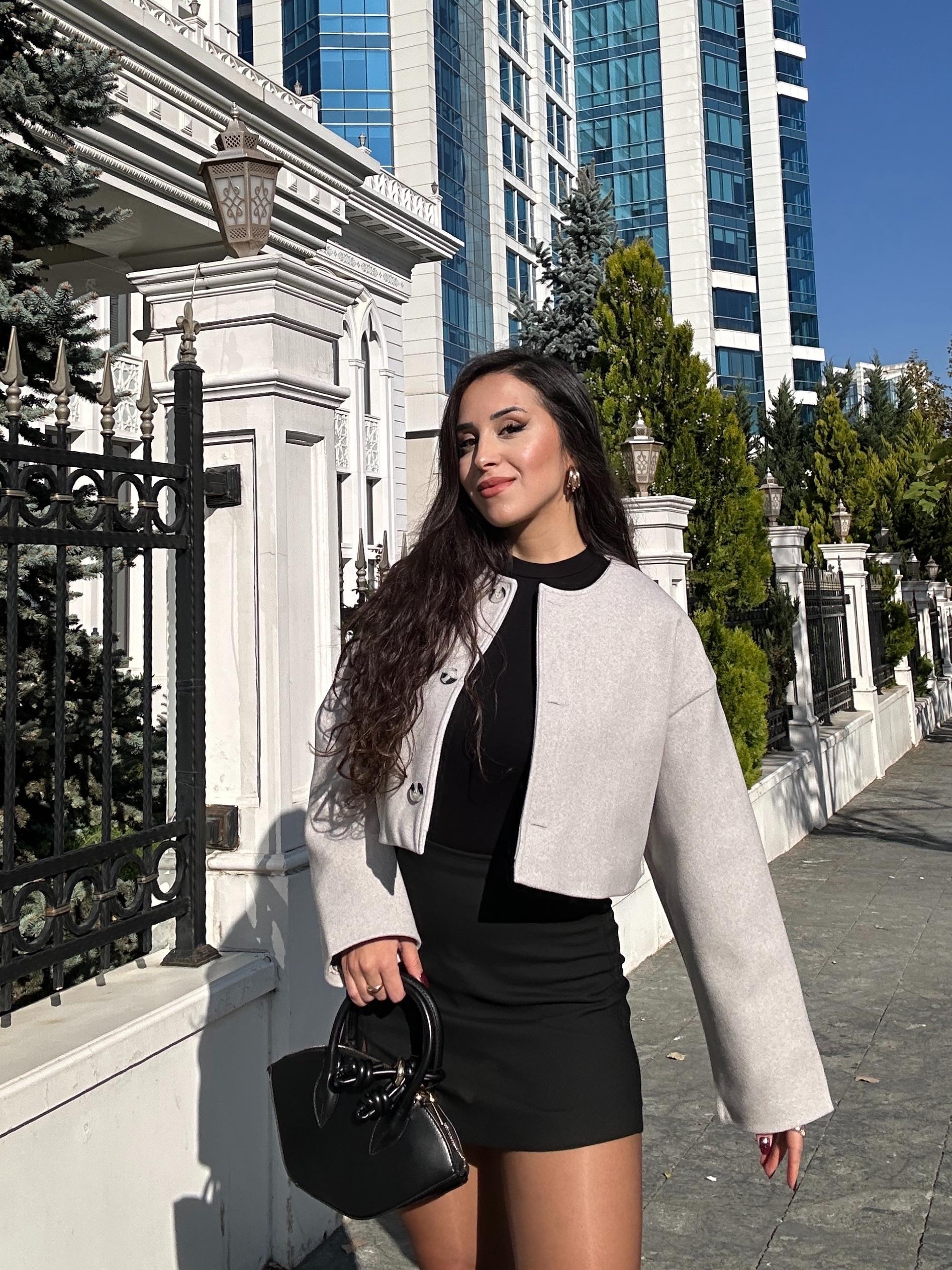 Gri Yan Düğme Detaylı Marka Model Crop Kaşe Ceket