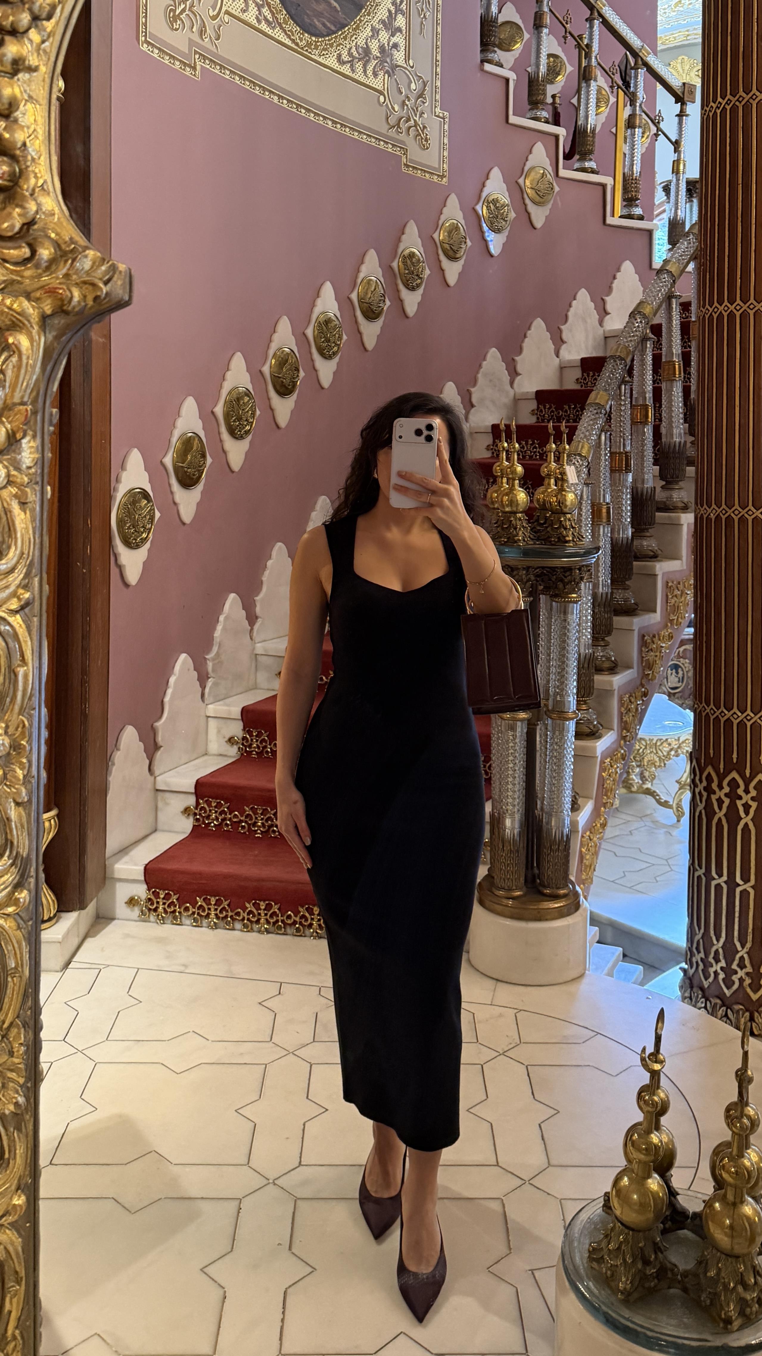 VÜCUDA OTURAN TRİKO ELBİSE