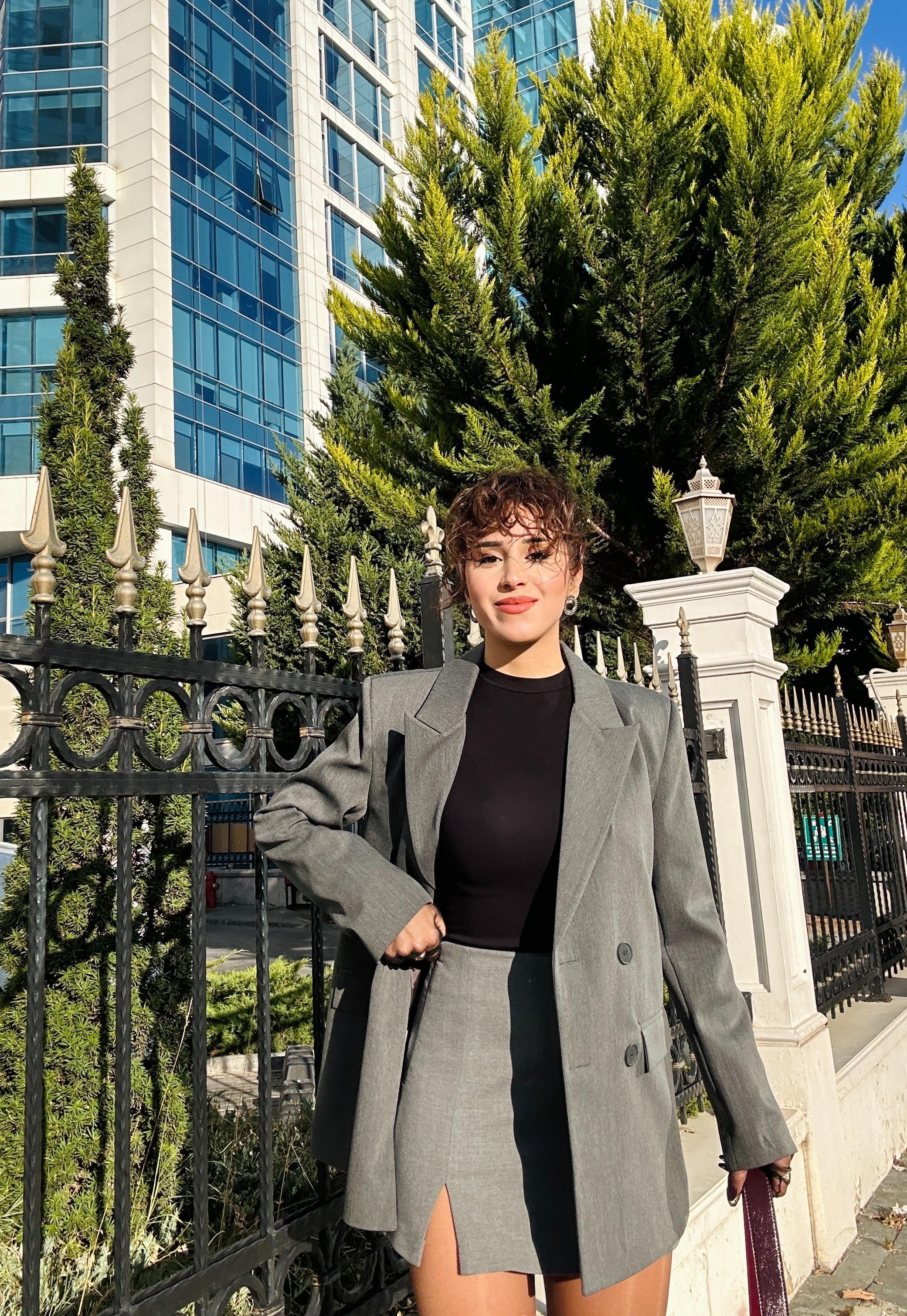 ZR Model Yırtmaçlı Gri Şort Etek