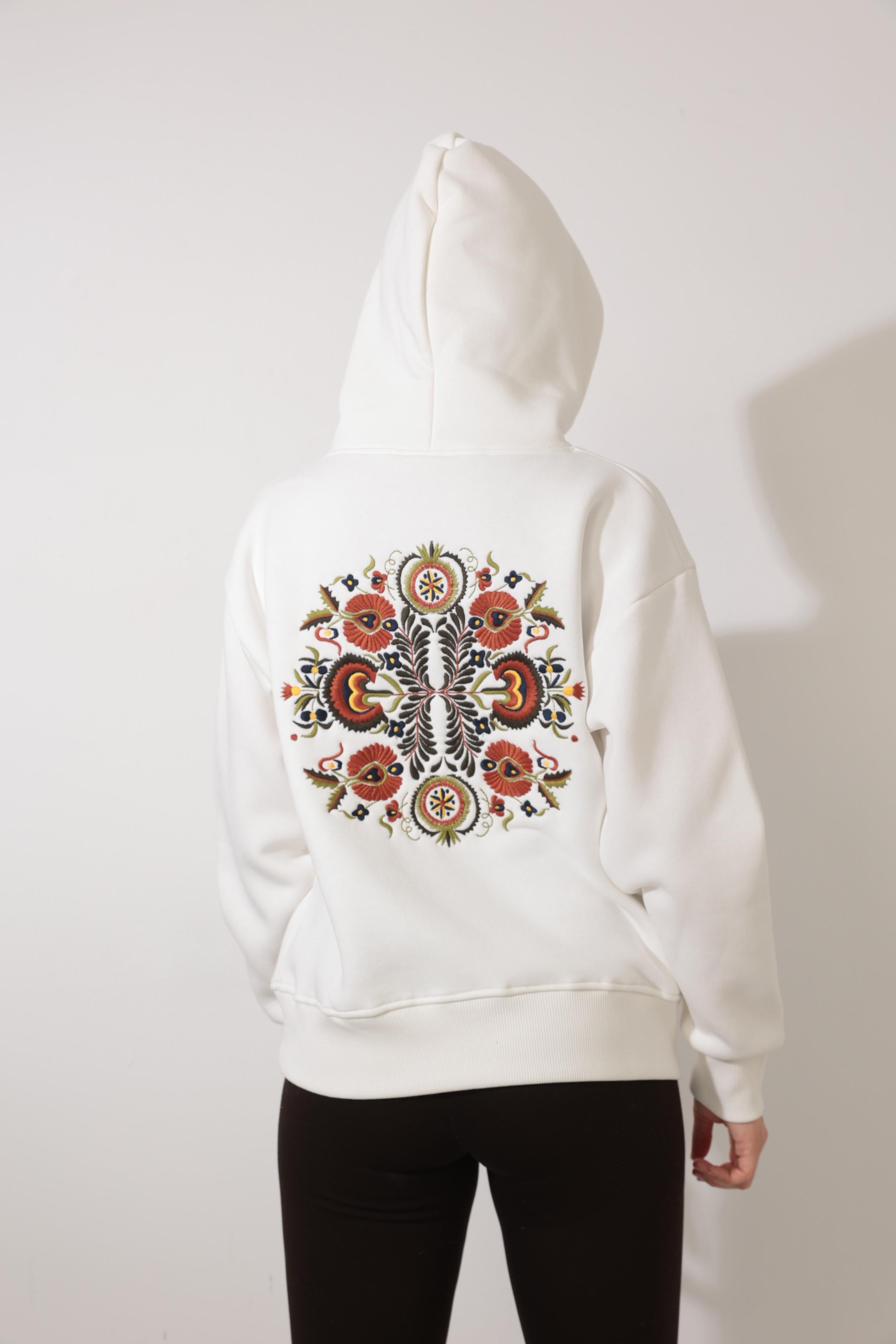 Ekru Sırtı Etnik Nakış İşlemeli Bisiklet Yaka Sweatshirt - 2435