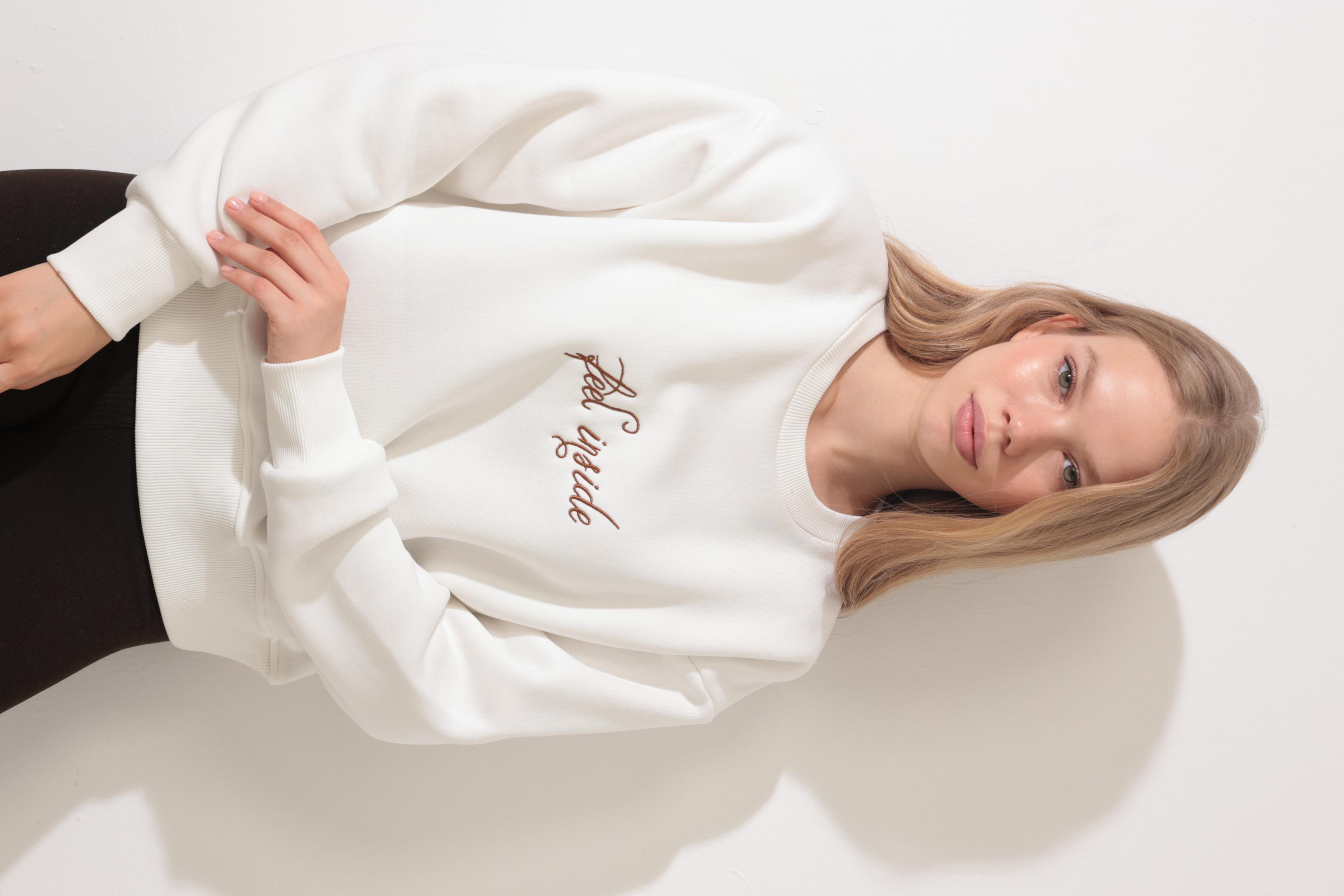 Ekru Sırtı Leylek Nakış İşlemeli Bisiklet Yaka Sweatshirt - 2436