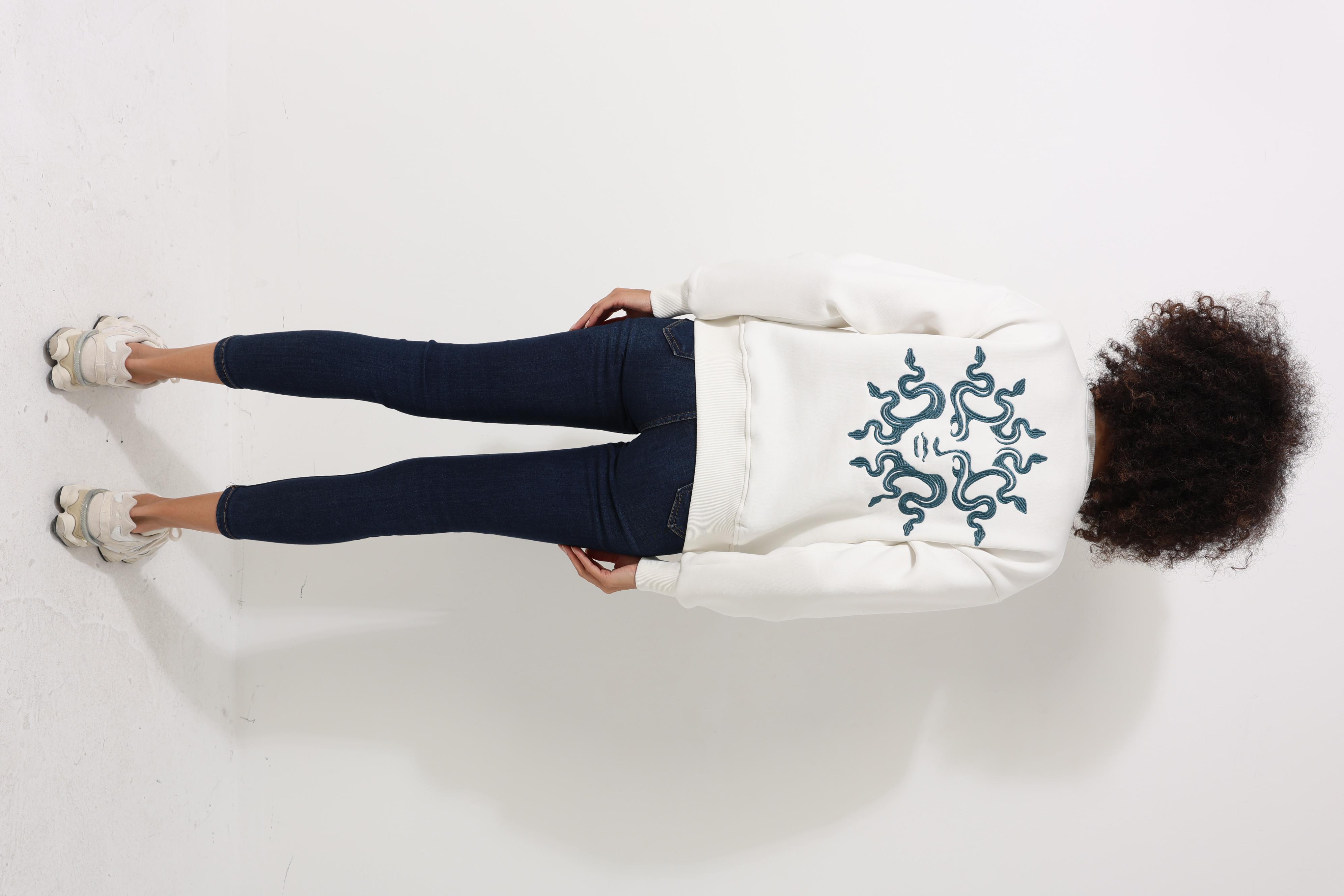 Ekru Sırtı Medusa Nakış İşlemeli Bisiklet Yaka Oversize Kadın Sweatshirt - 2446