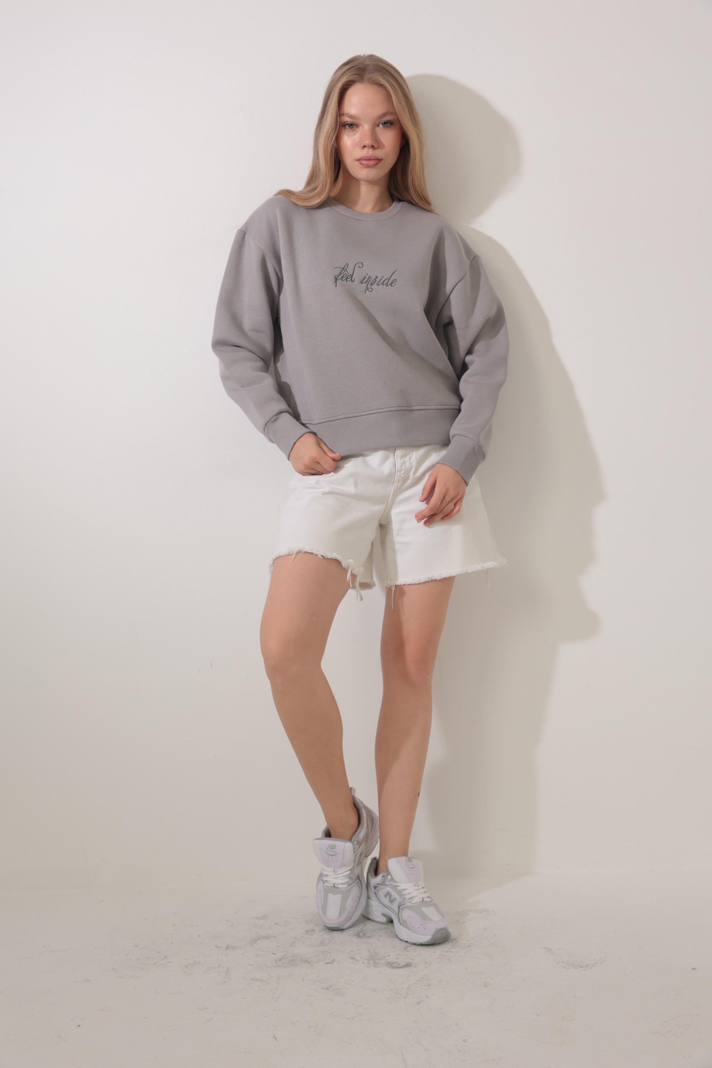 Gri Sırtı Leylek Nakış İşlemeli Bisiklet Yaka Sweatshirt - 2436