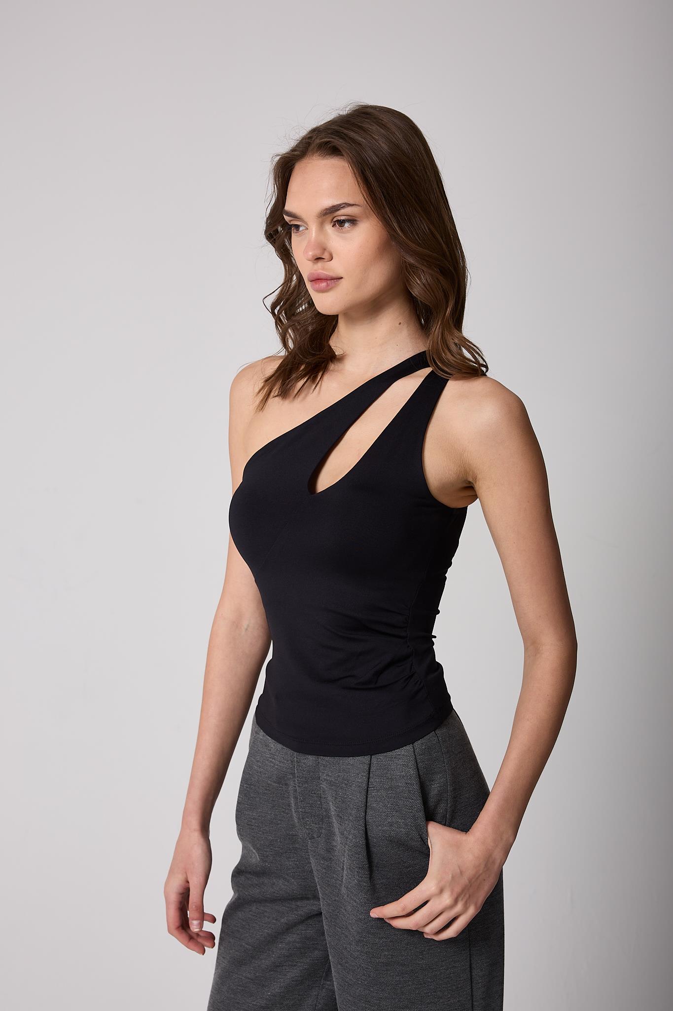 Kadın Siyah Modal Karışımlı Dekolteli Asimetrik Bluz - 2516