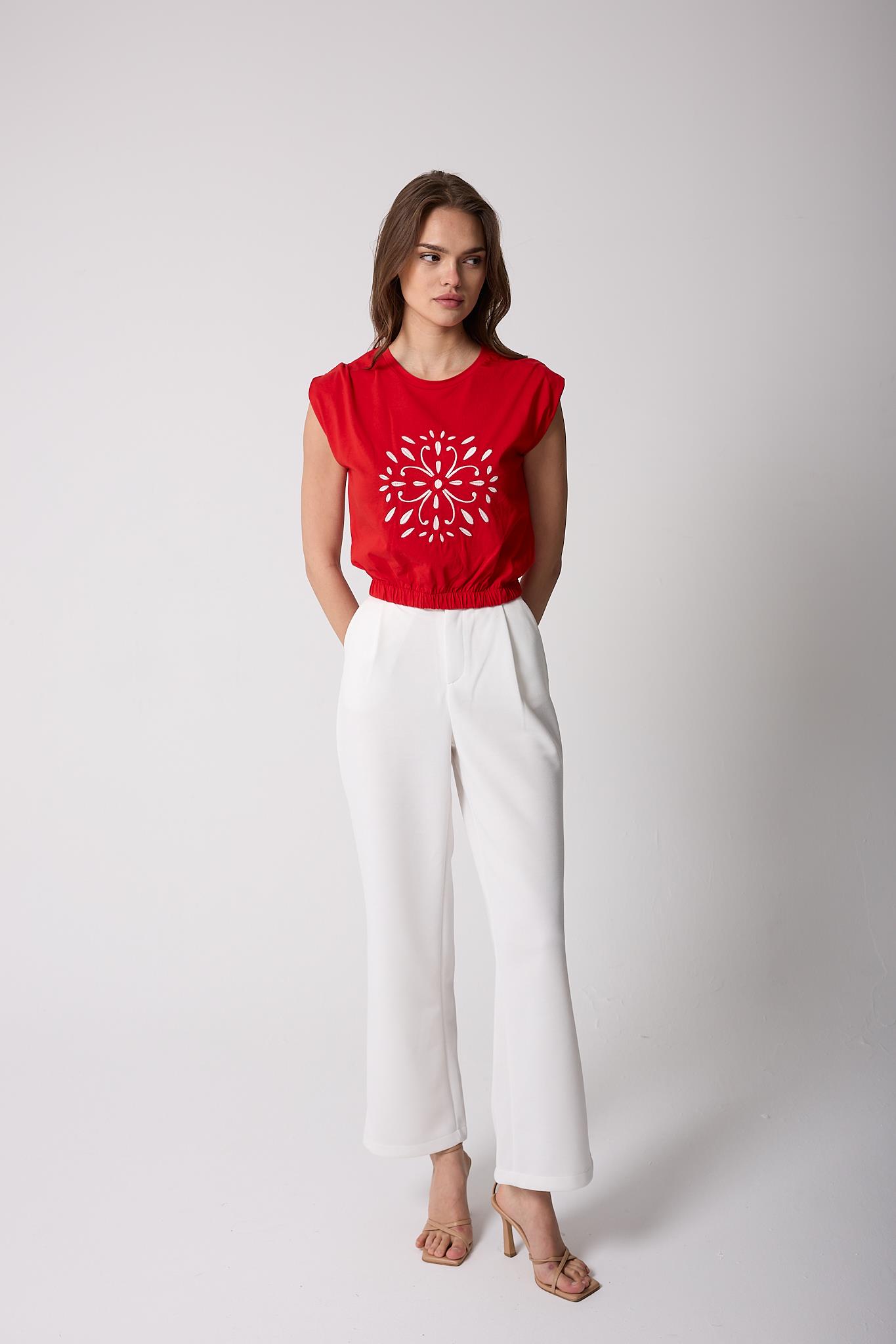 Kadın T-Shirt Kırmızı Beli Lastikli Vatkalı Görünümlü Önü Nakışlı Basic - 2507