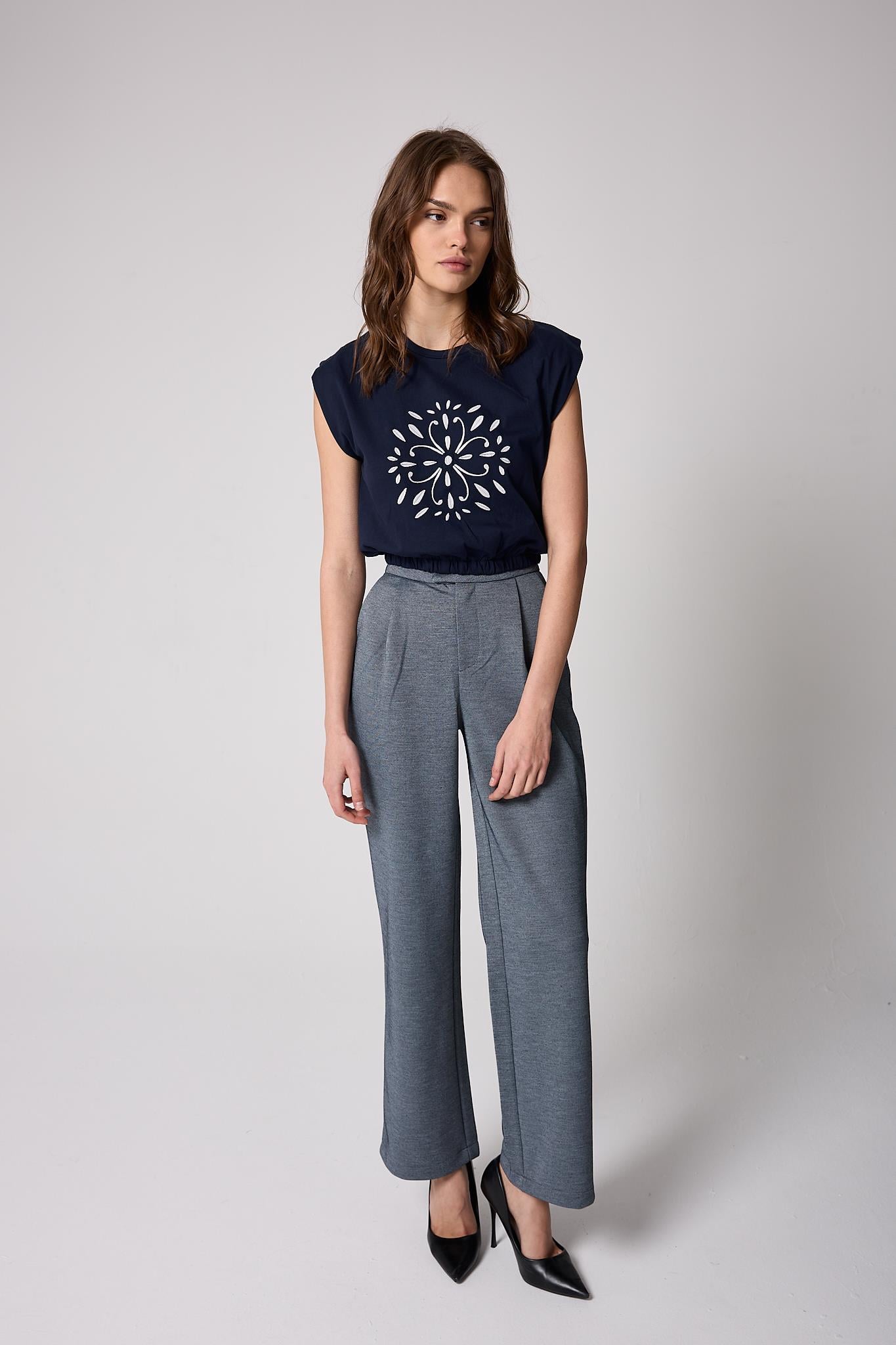 Kadın T-Shirt Lacivert Beli Lastikli Vatkalı Görünümlü Önü Nakışlı Basic - 2507