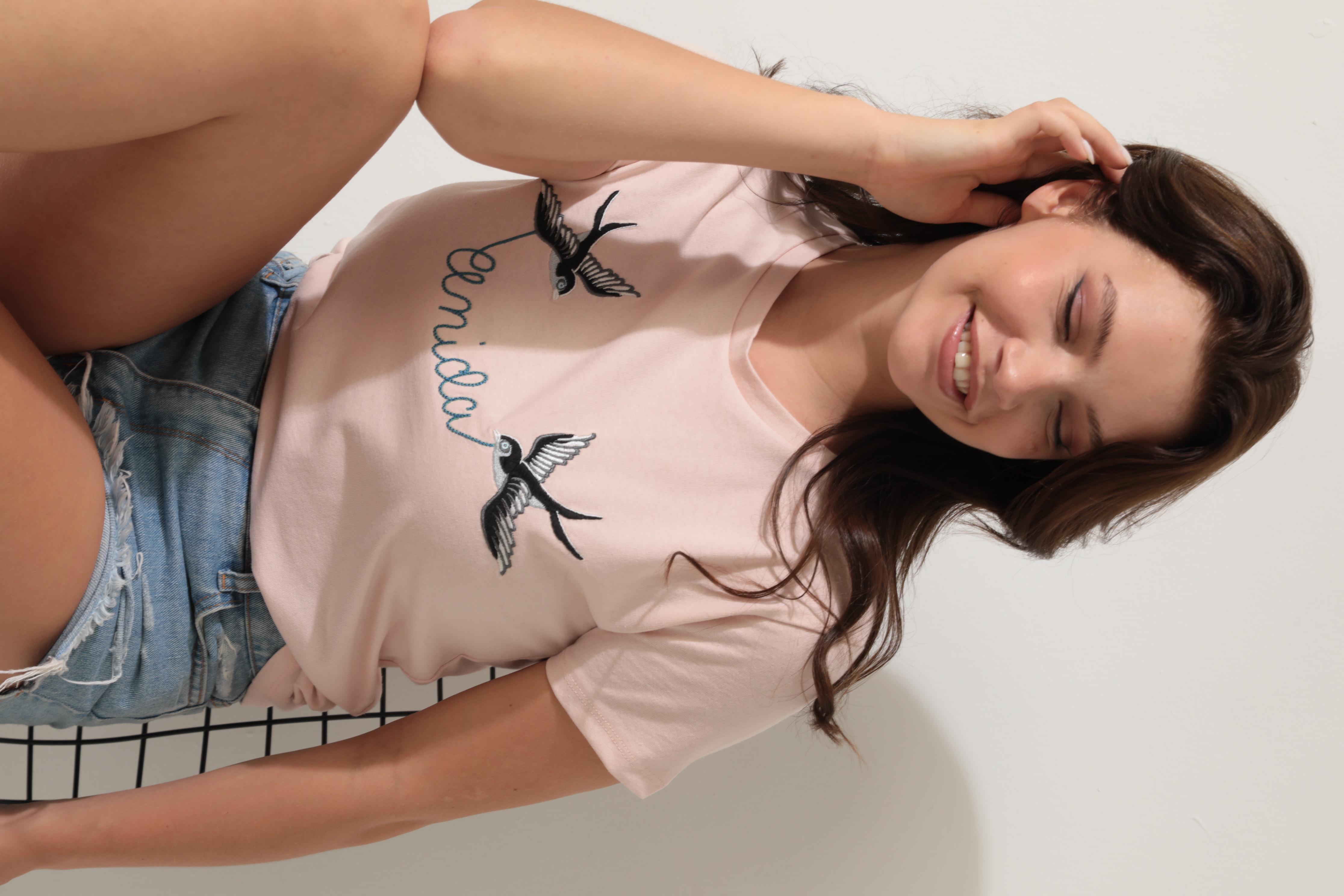 Açık Pembe Önü Kırlangıç Nakışlı Yazılı Bisiklet Yaka Kısa Kollu Kadın T-shirt- 2420
