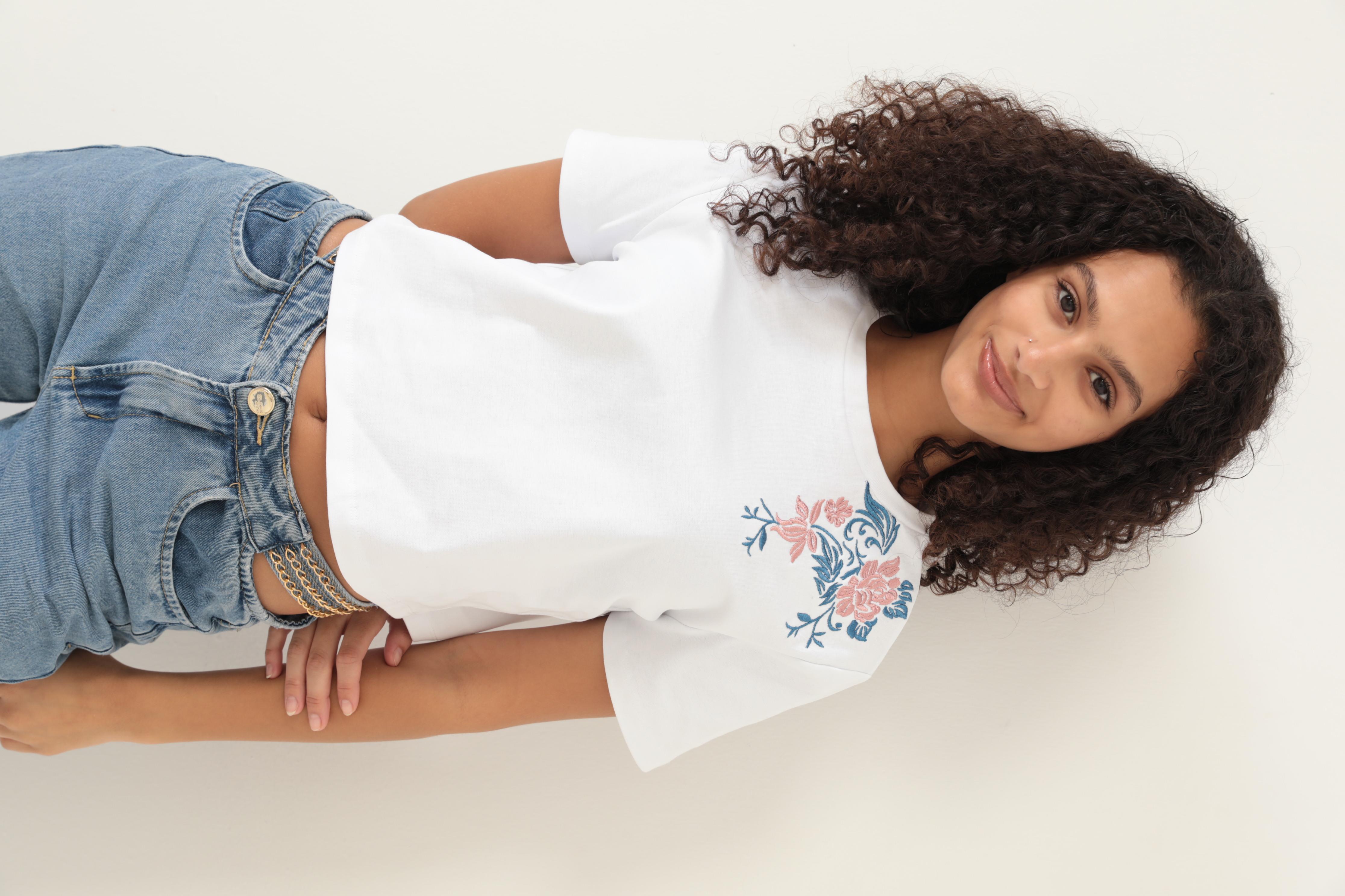 Amida Beyaz Omuzu Gül Nakışlı Basic Crop T-shirt- 2412