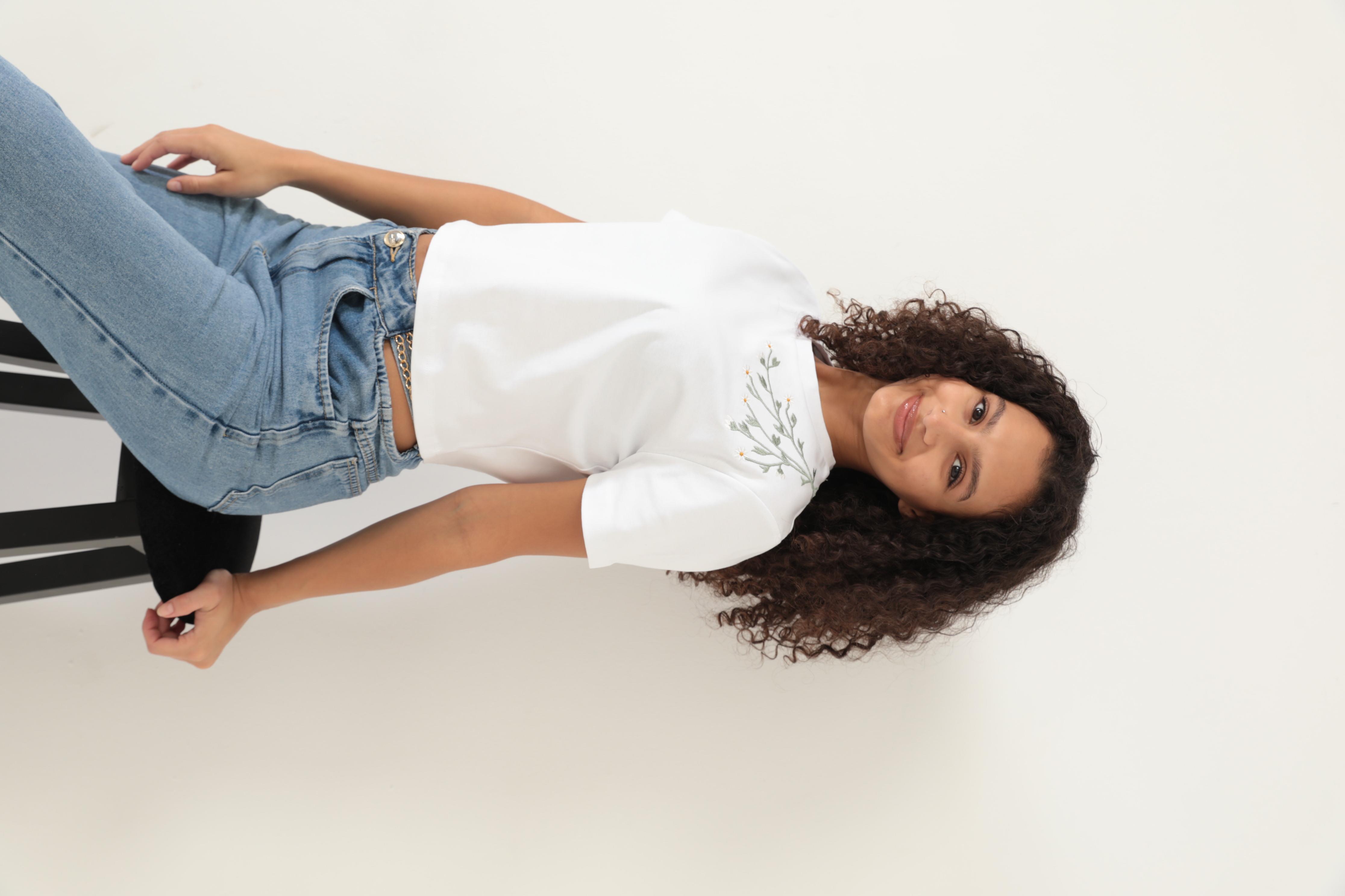 Amida Beyaz Omuzu Papatya Nakışlı Basic Crop T-shirt- 2413