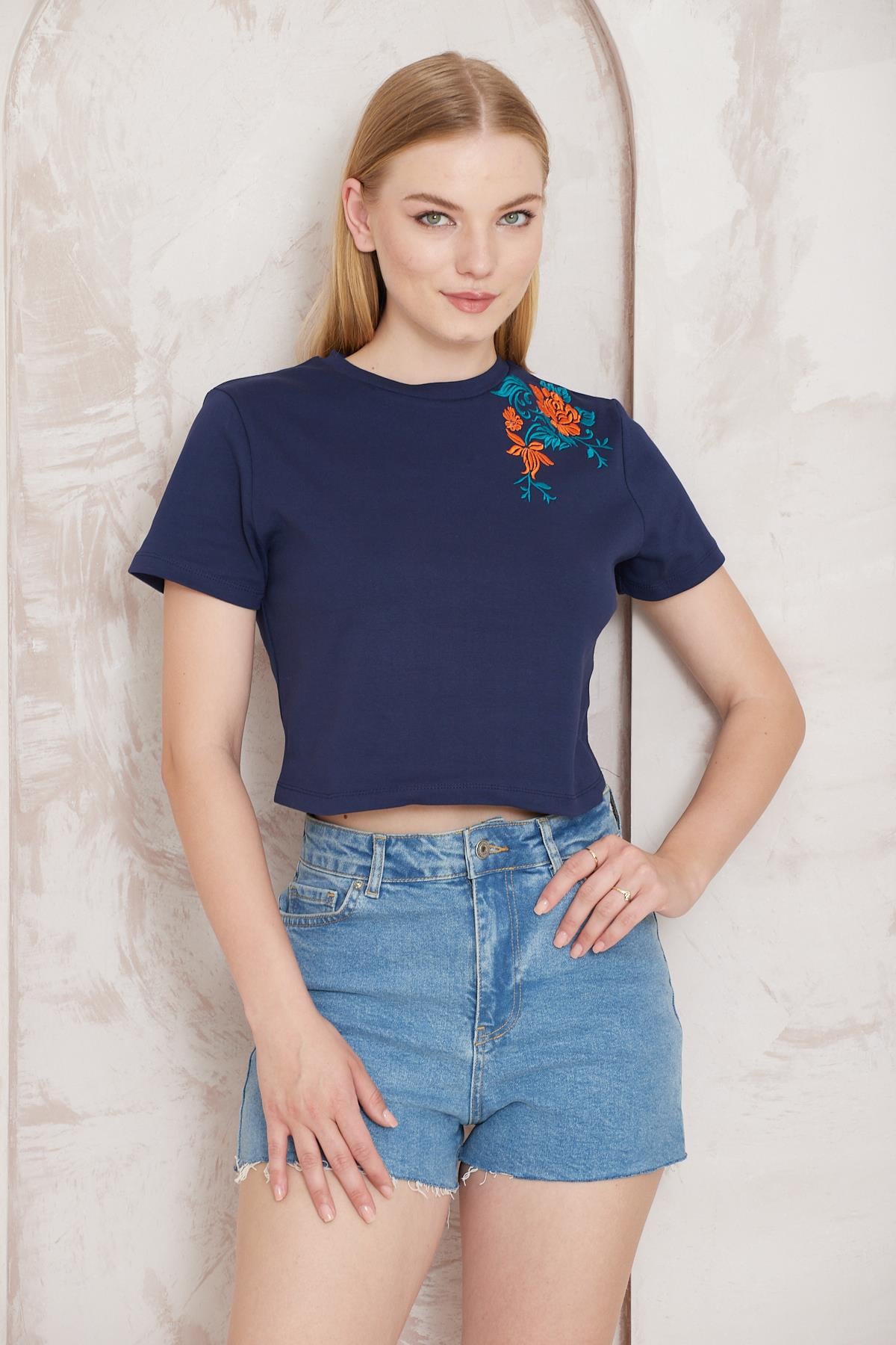 Amida Lacivert Omuzu Gül Nakışlı Basic Crop T-shirt- 2412