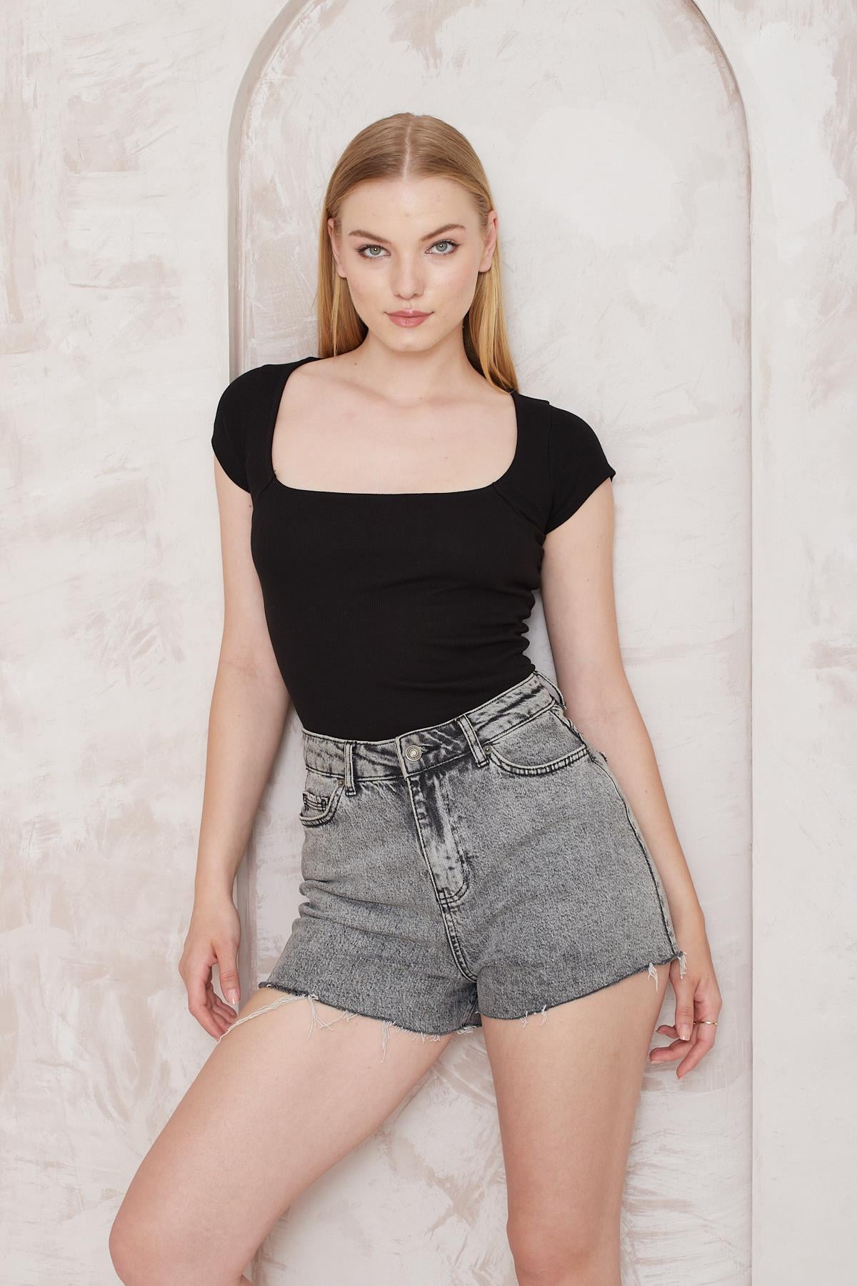 Amida Siyah Fitilli Görünümlü Kare Yaka Yarım Kol Kadın T-shirt- 2404