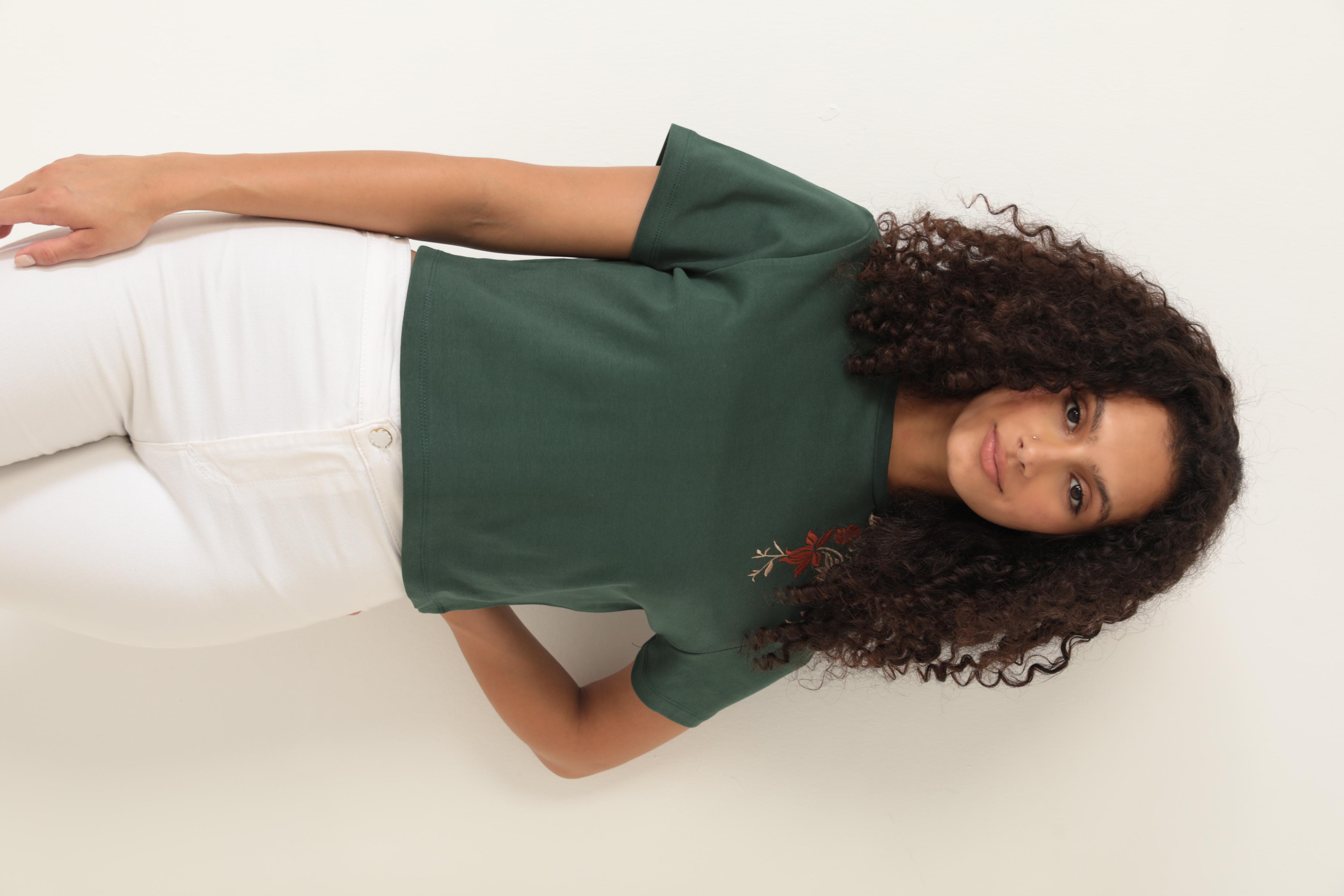 Amida Yeşil Omuzu Gül Nakışlı Basic Crop T-shirt- 2412