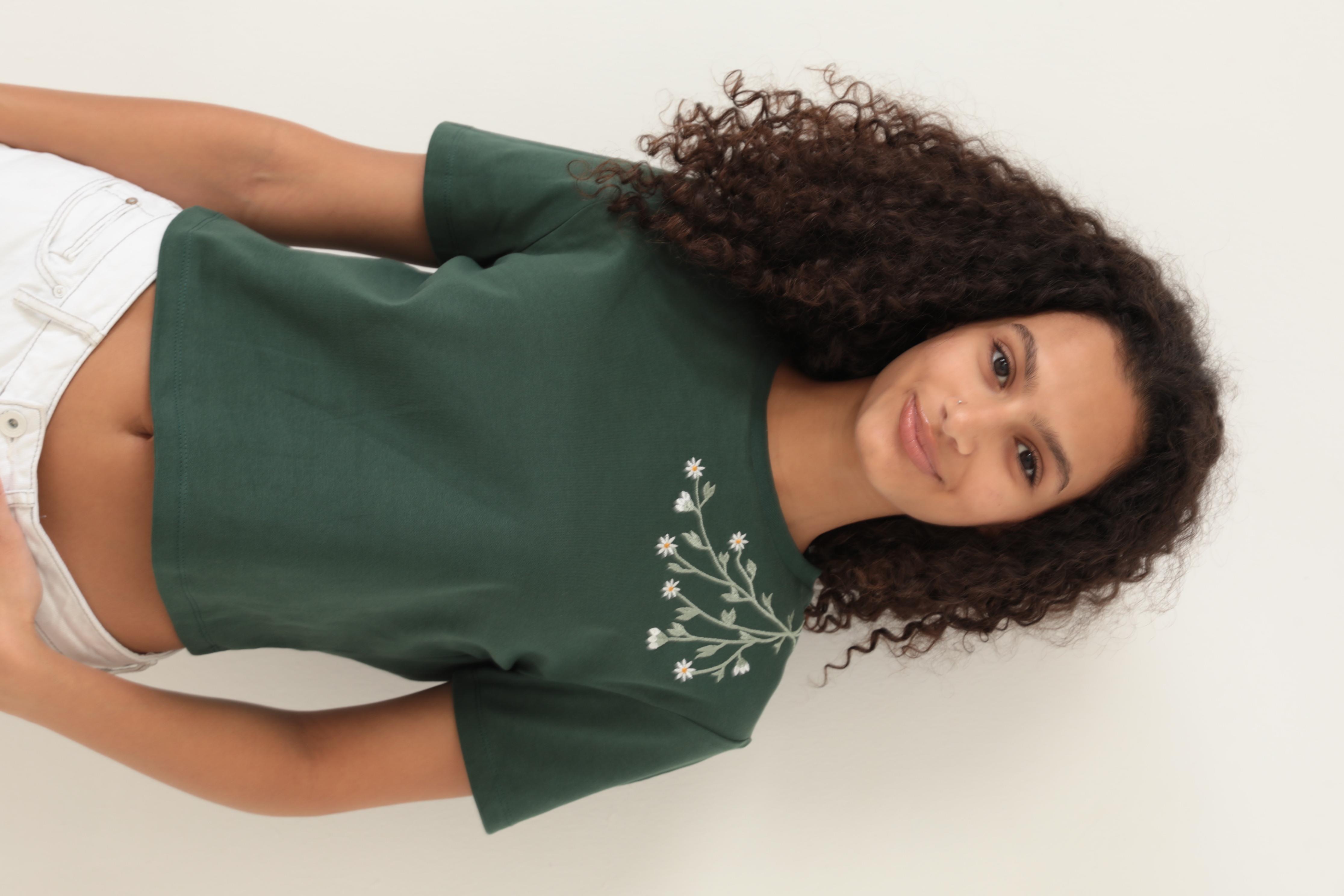 Amida Yeşil Omuzu Papatya Nakışlı Basic Crop T-shirt- 2413
