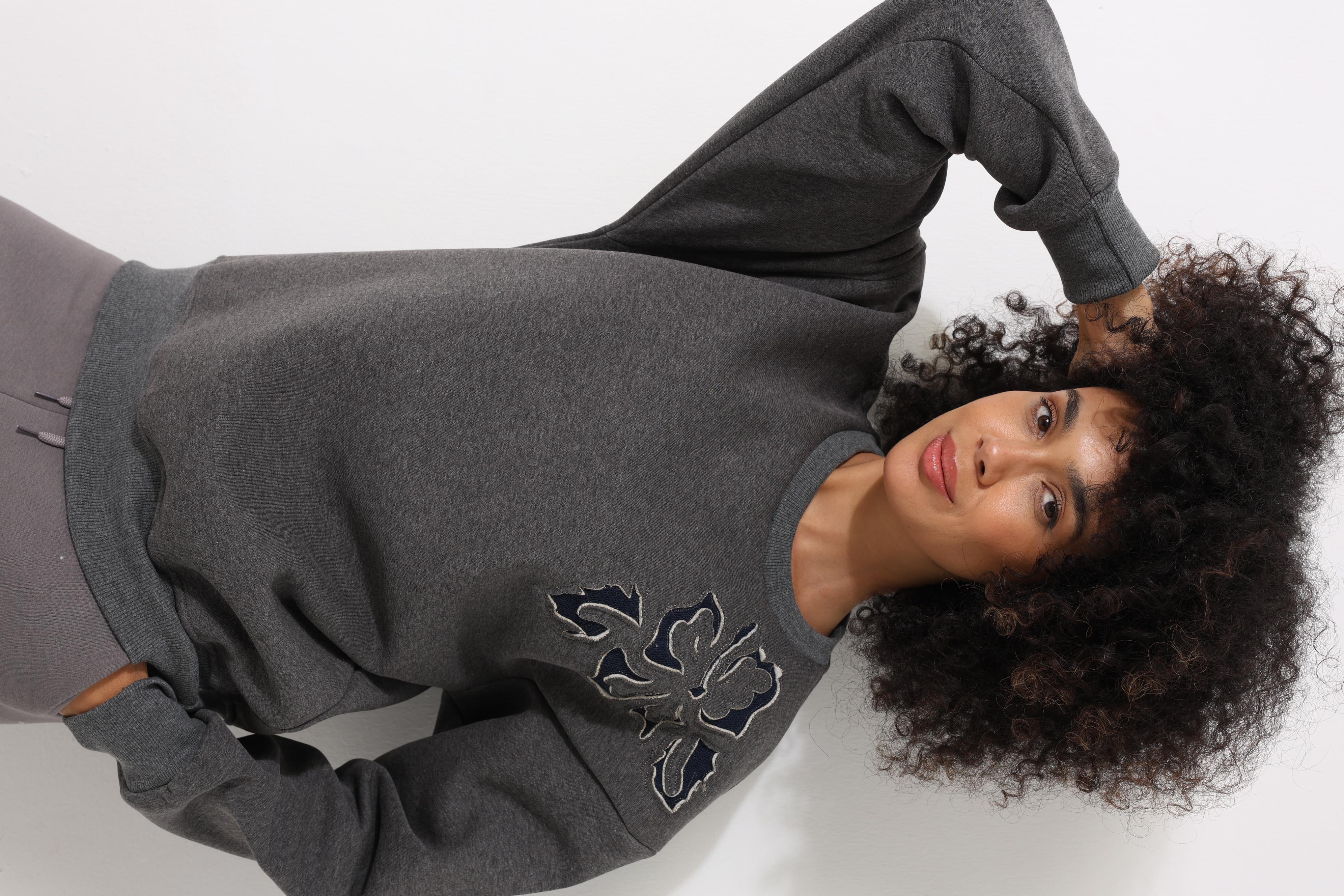 Antrasit Omzu Lazer Kesim Çiçek Nakış Detaylı Bisiklet Yaka Oversize Kadın  Sweatshirt - 2448