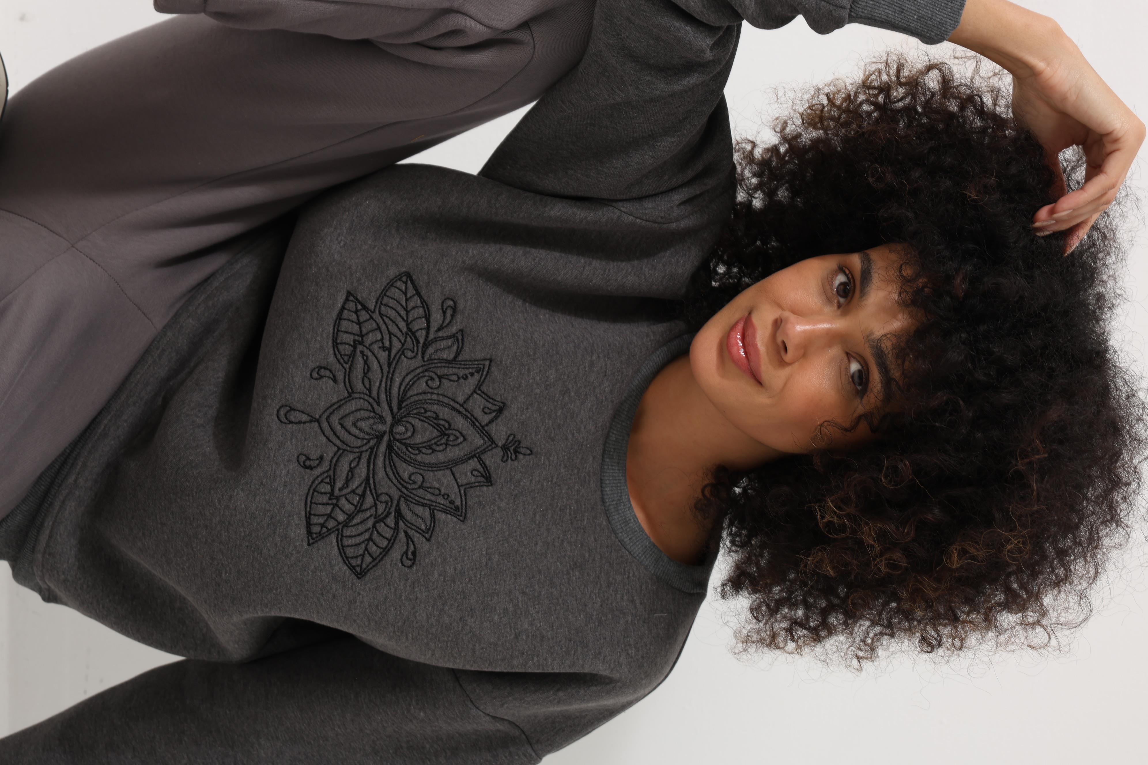Antrasit Önü Lotus Çiçeği Nakış İşlemeli Bisiklet Yaka Oversize Kadın Sweatshirt - 2447