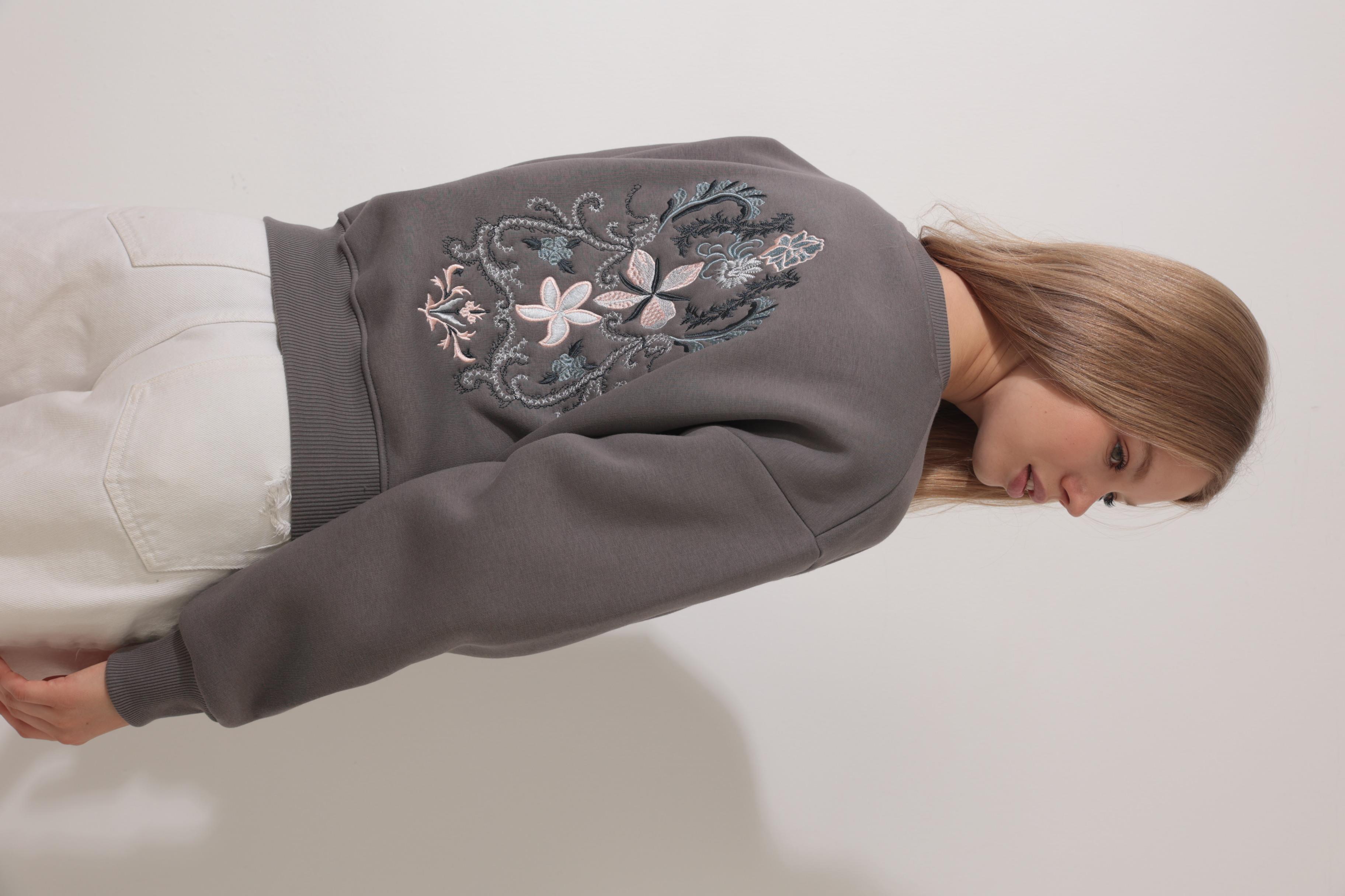 Antrasit Sırtı Etnik Çiçek Nakış İşlemeli Bisiklet Yaka Sweatshirt - 2438