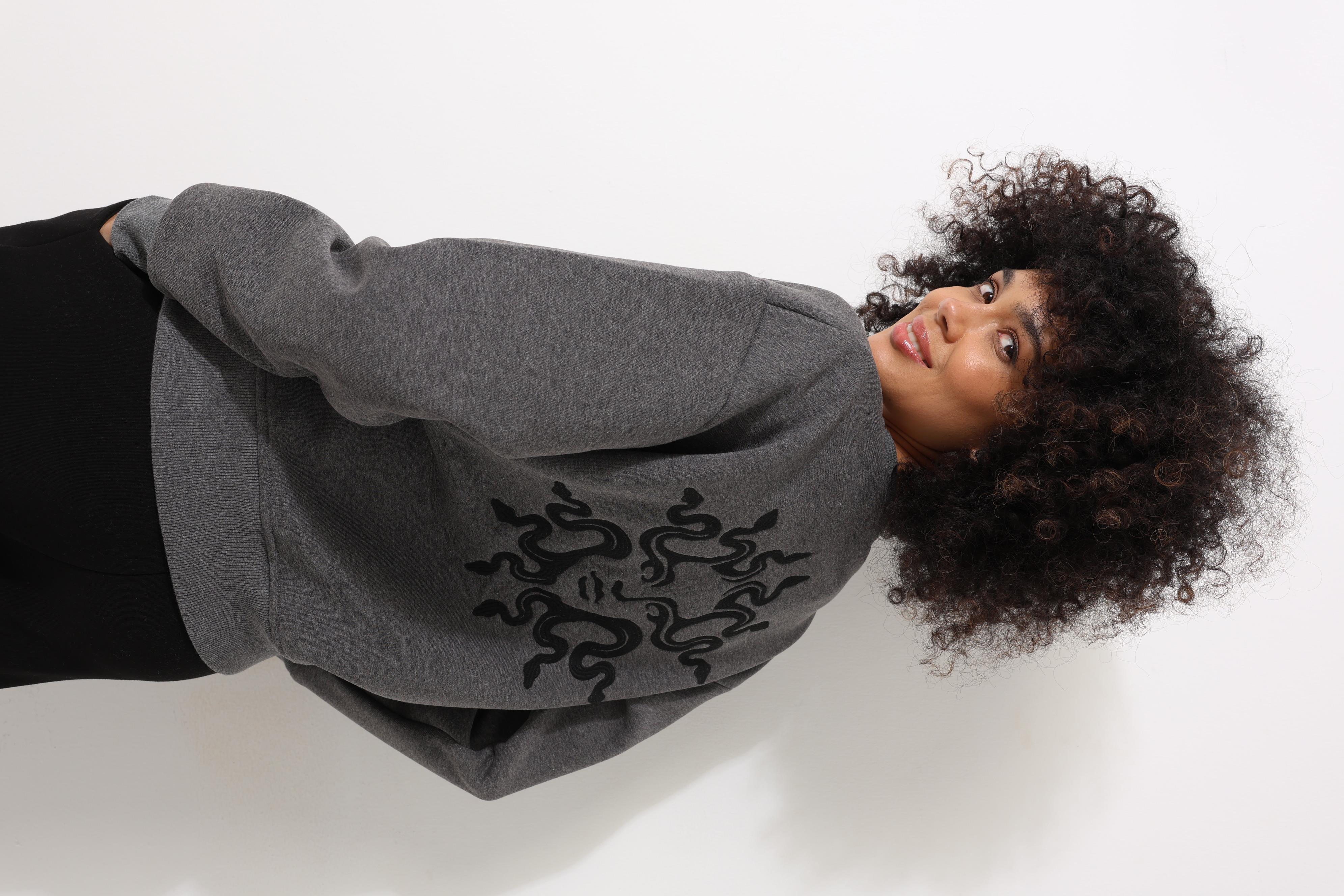 Antrasit Sırtı Medusa Nakış İşlemeli Bisiklet Yaka Oversize Kadın Sweatshirt - 2446