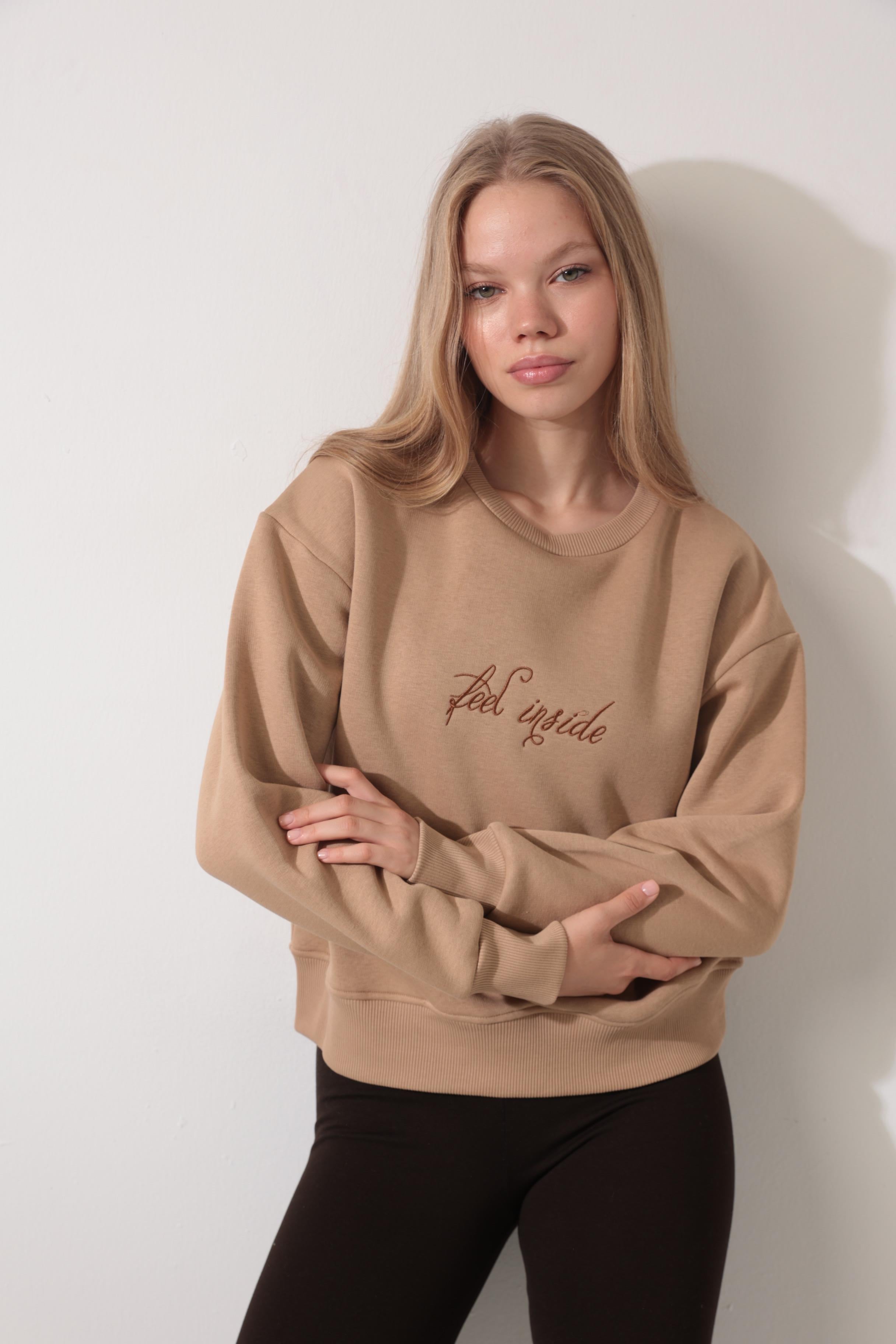 Bej Sırtı Leylek Nakış İşlemeli Bisiklet Yaka Sweatshirt - 2436