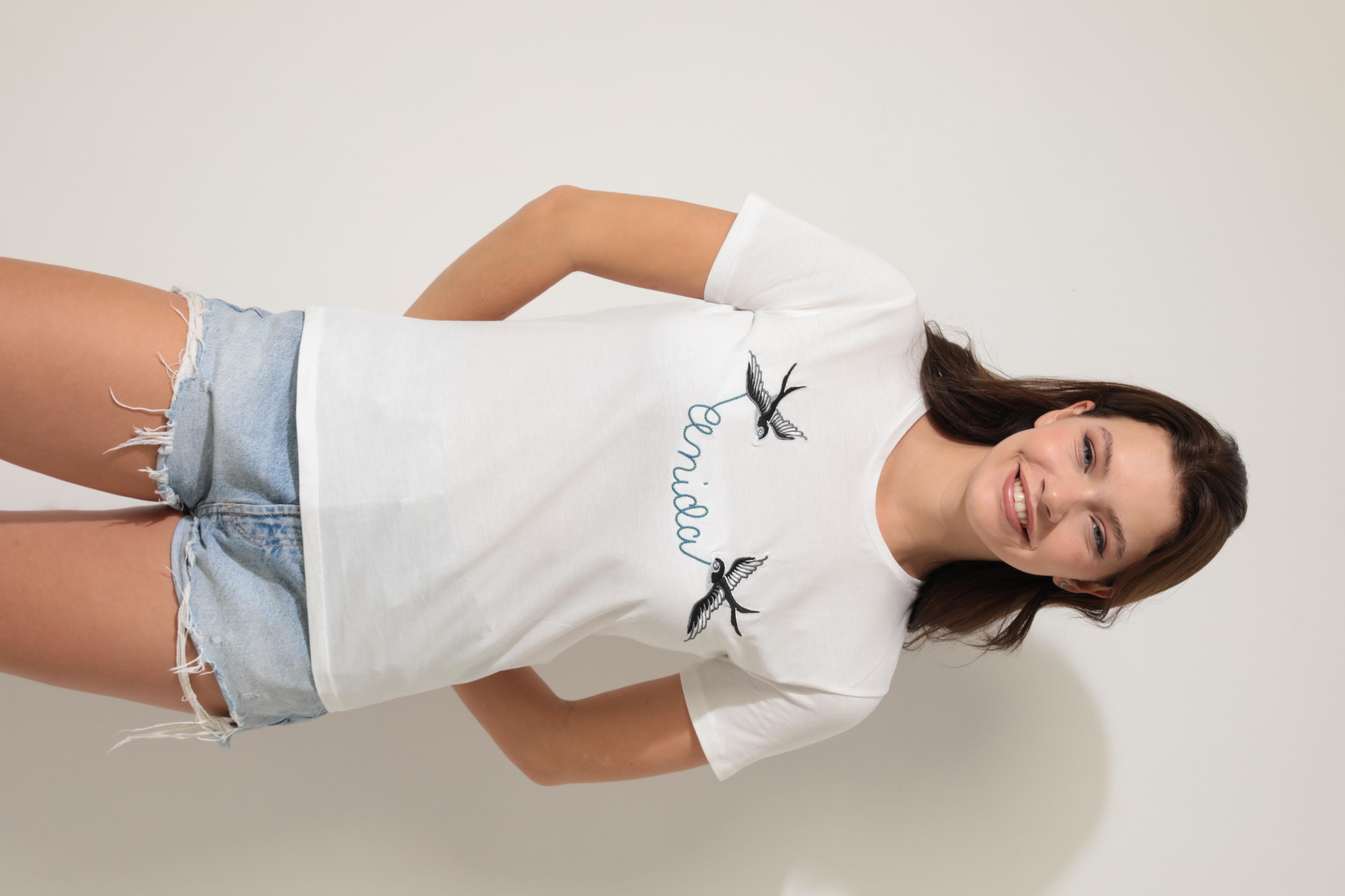 Beyaz Önü Kırlangıç Nakışlı Yazılı Bisiklet Yaka Kısa Kollu Kadın T-shirt- 2420
