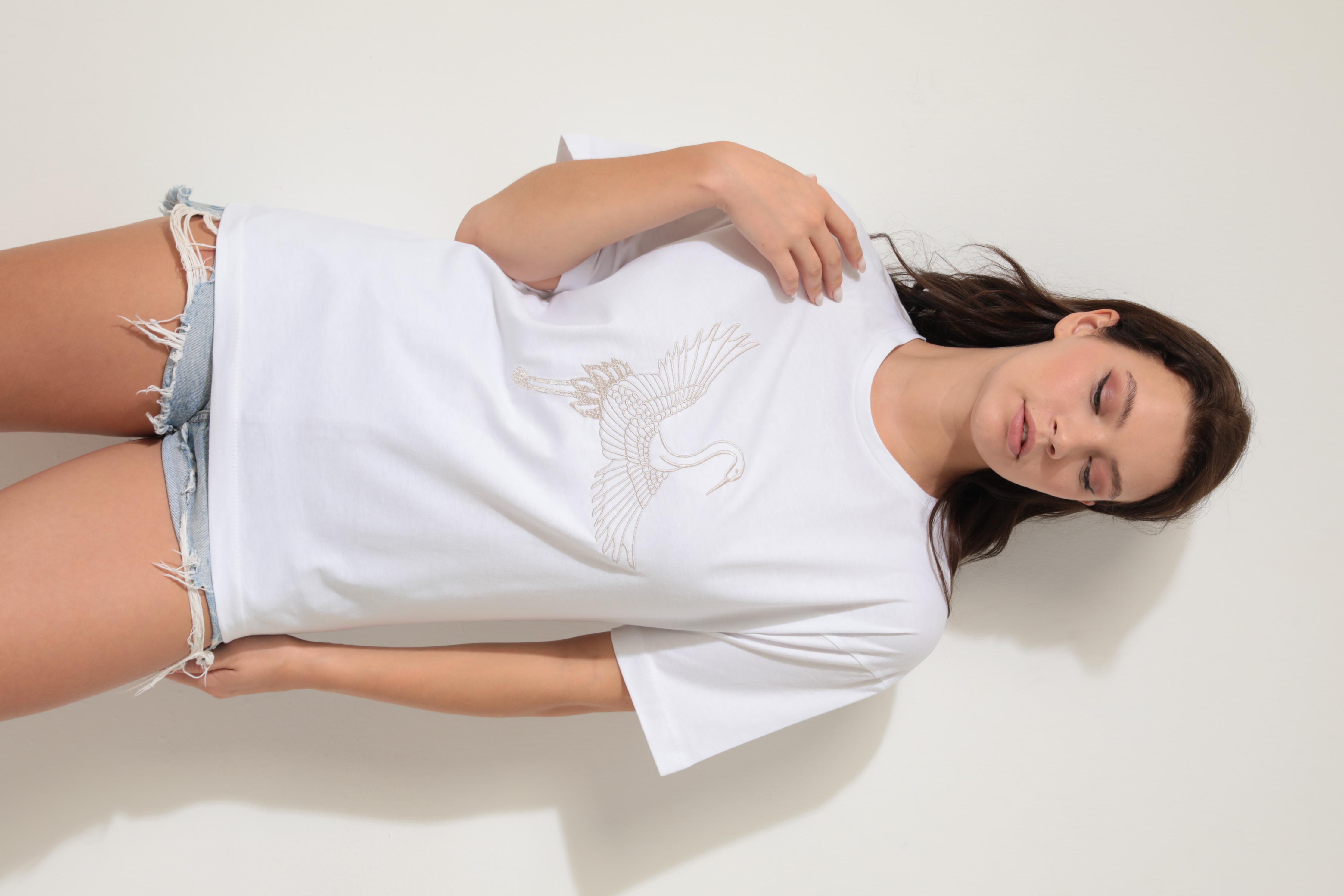Beyaz Önü Leylek Nakışlı Bisiklet Yaka Oversize Kısa Kollu Kadın T-shirt- 2420