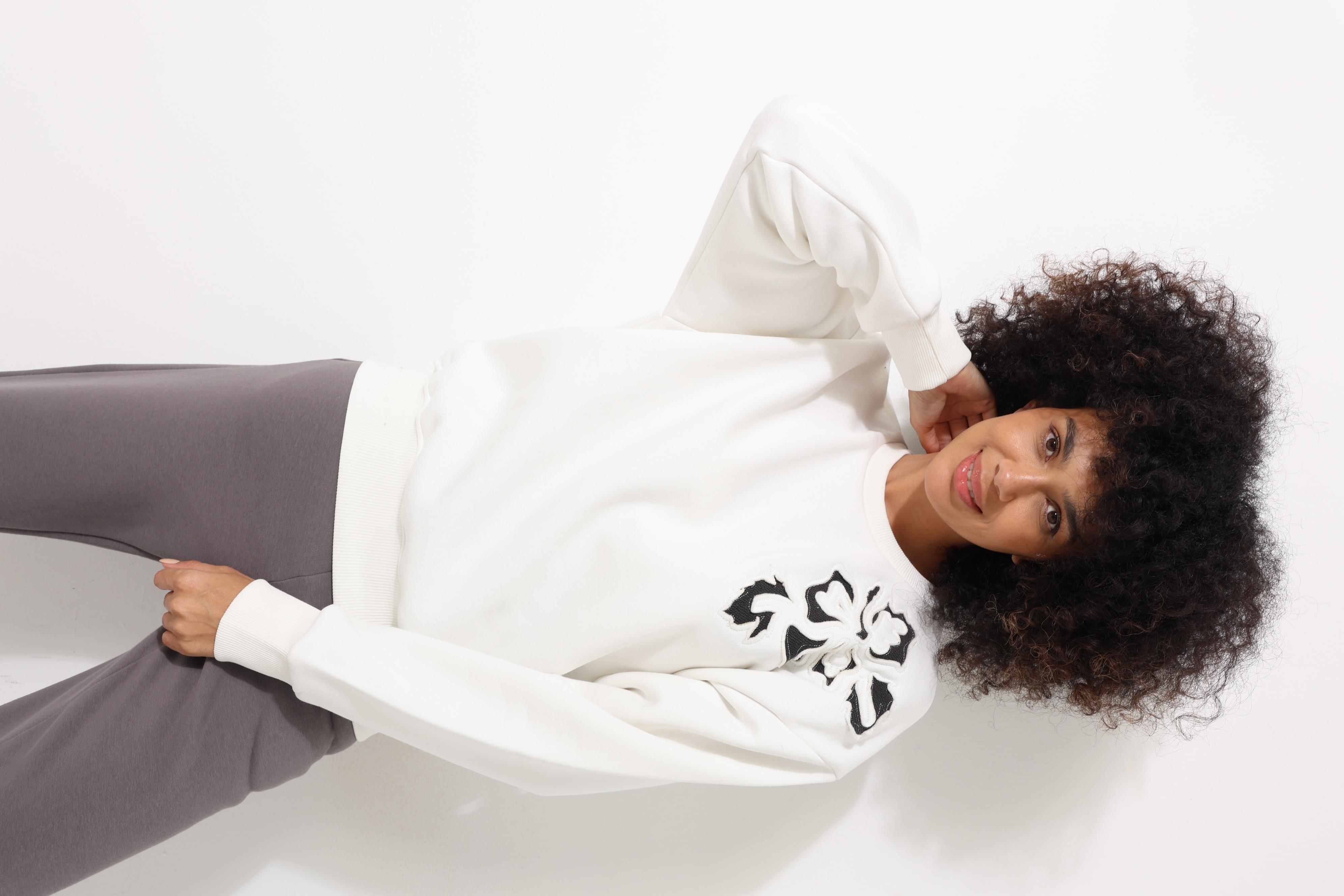 Ekru Omzu Lazer Kesim Çiçek Nakış Detaylı Bisiklet Yaka Oversize Kadın  Sweatshirt - 2448