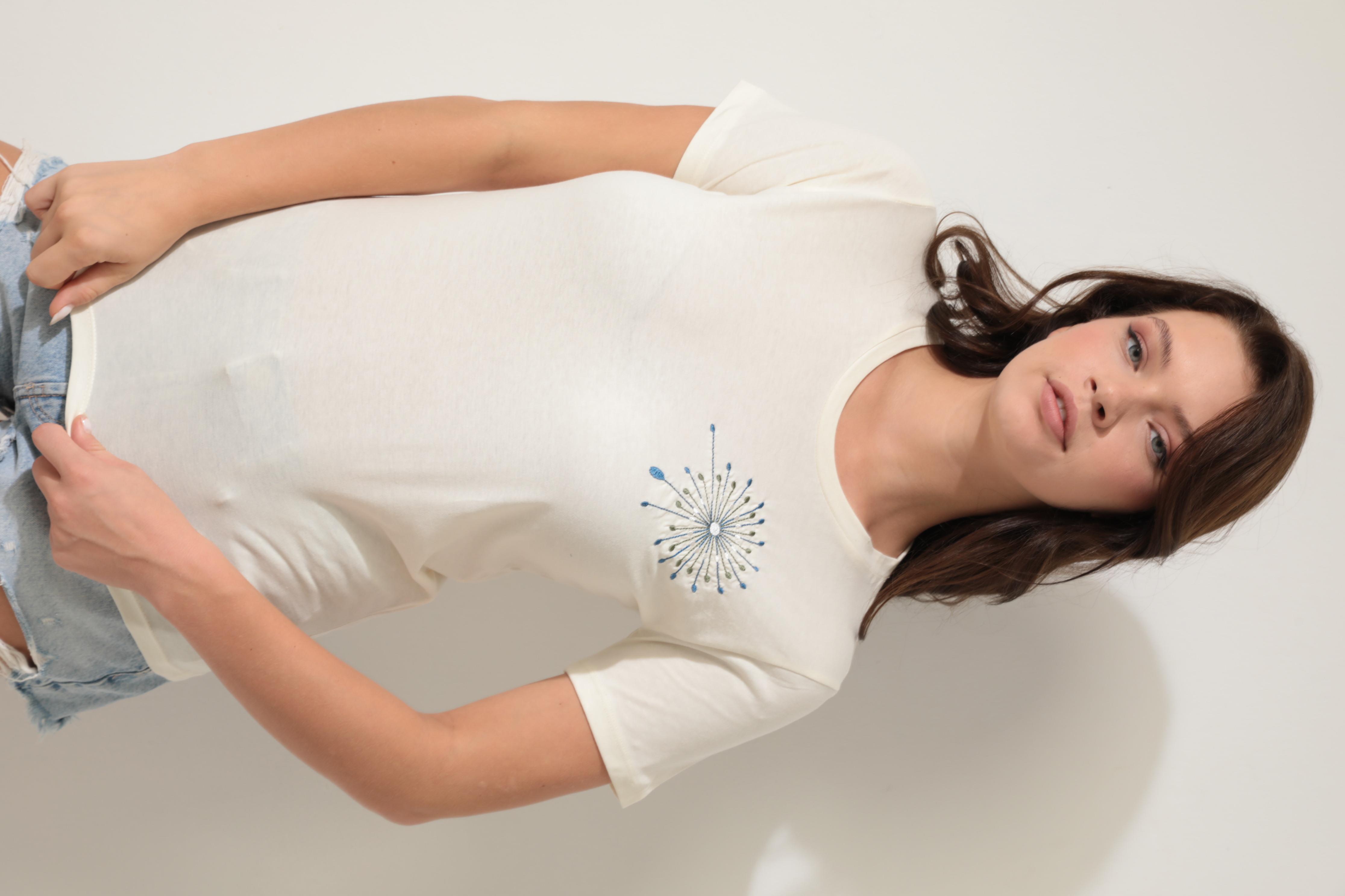 Ekru Omzu Nakışlı Bisiklet Yaka Kısa Kollu Kadın T-shirt- 2419