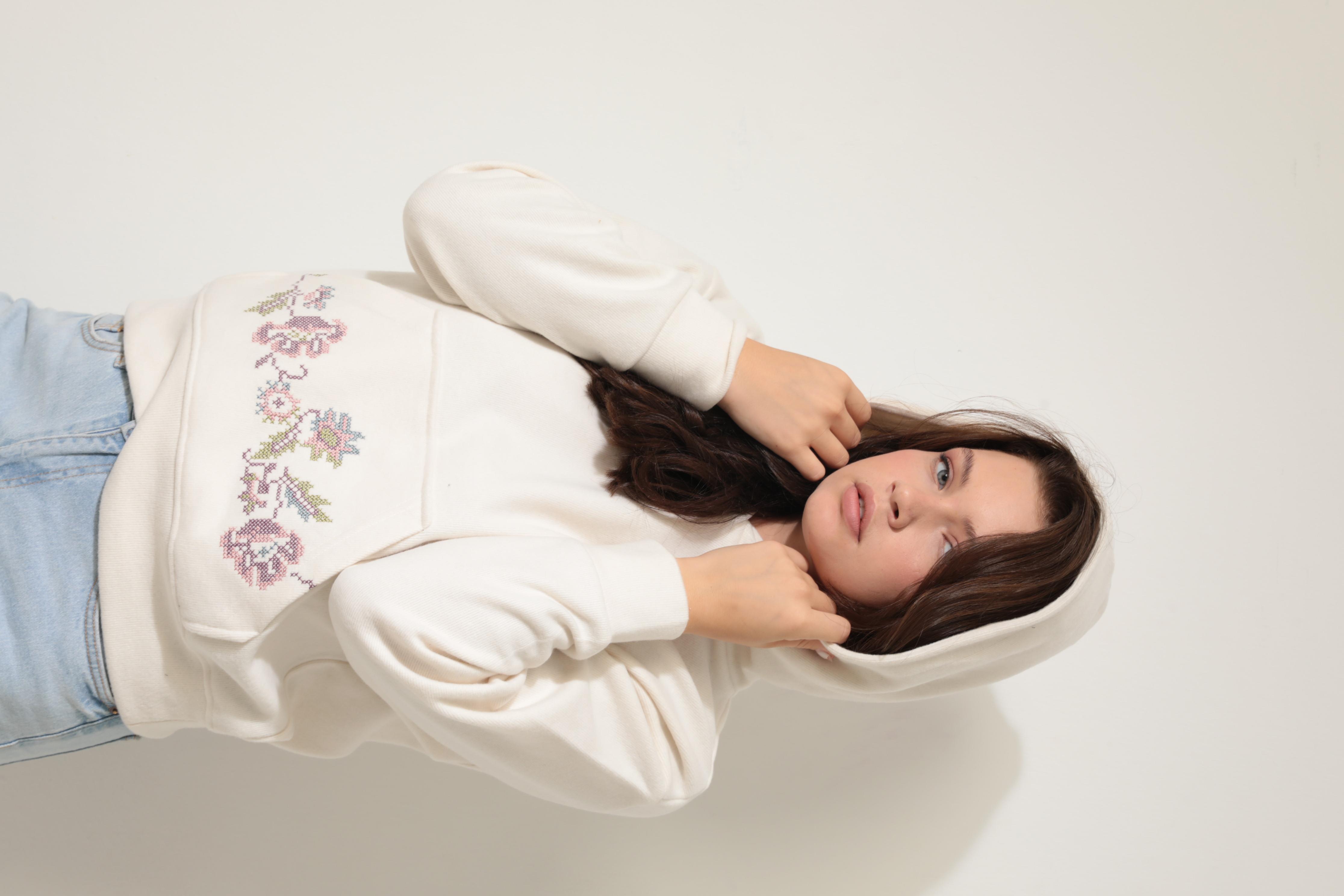 Ekru Önü Kanaviçe Nakışlı Kanguru Cepli Kapüşonlu Selanik Sweatshirt - 2431