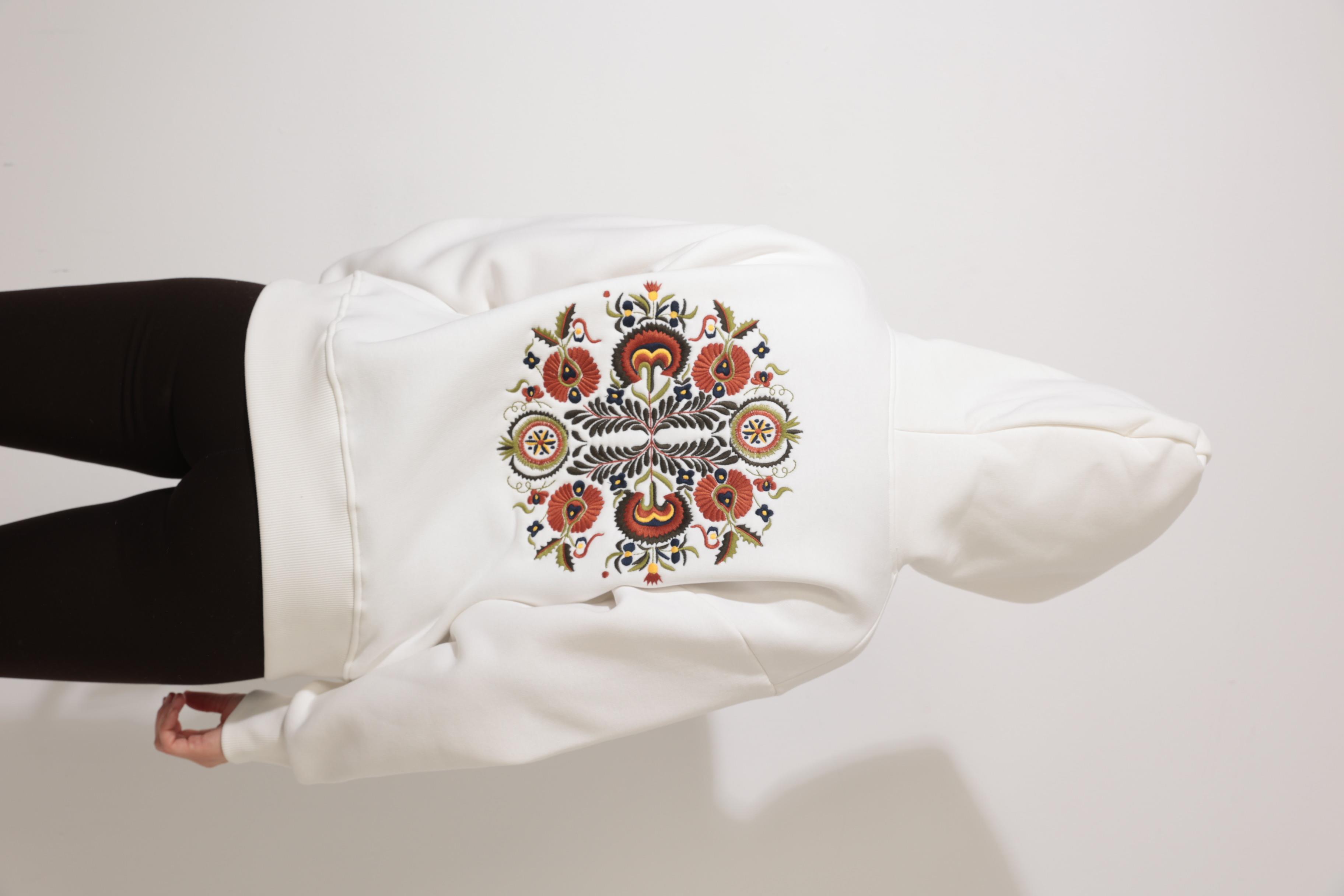 Ekru Sırtı Etnik Nakış İşlemeli Bisiklet Yaka Sweatshirt - 2435