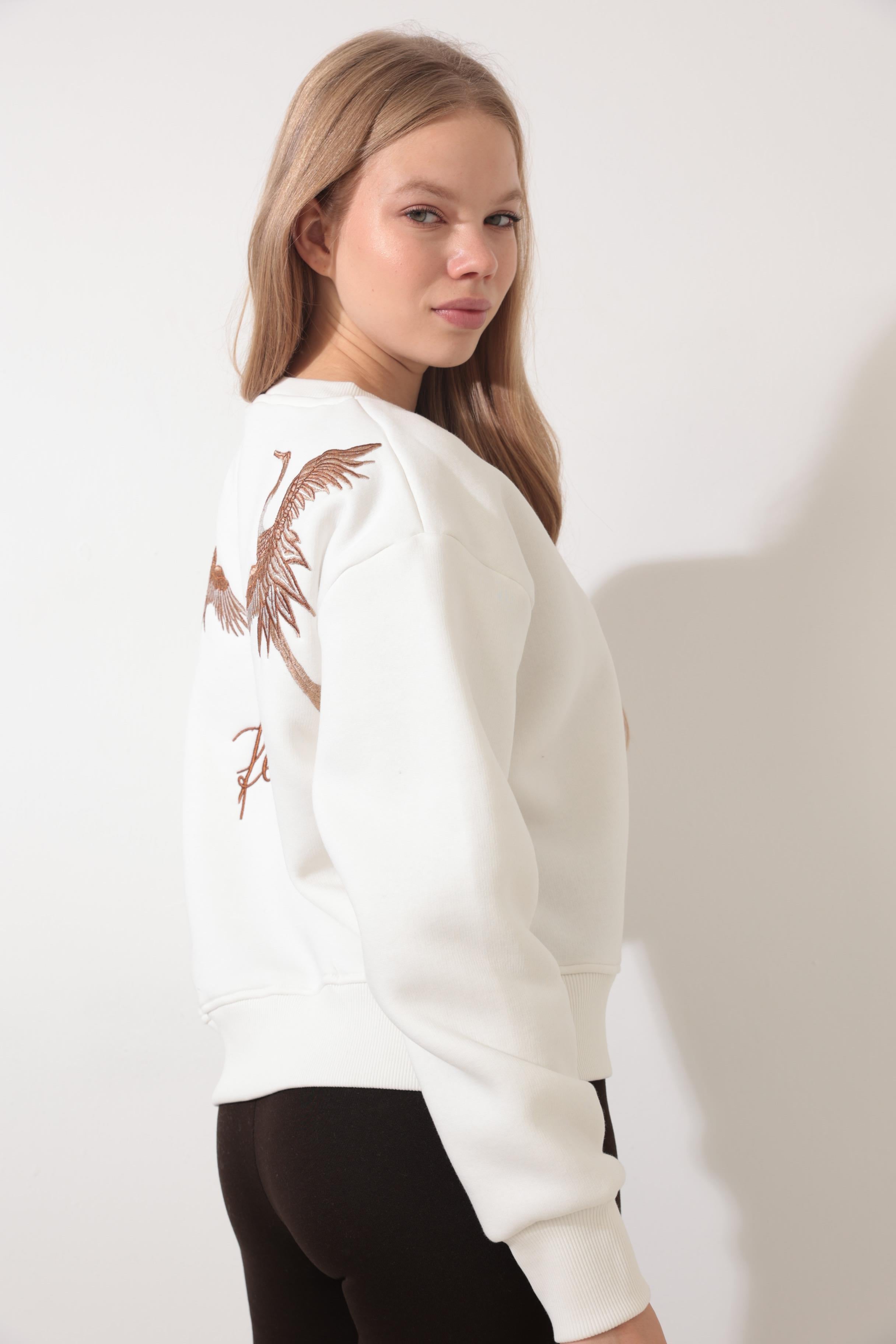 Ekru Sırtı Leylek Nakış İşlemeli Bisiklet Yaka Sweatshirt - 2436
