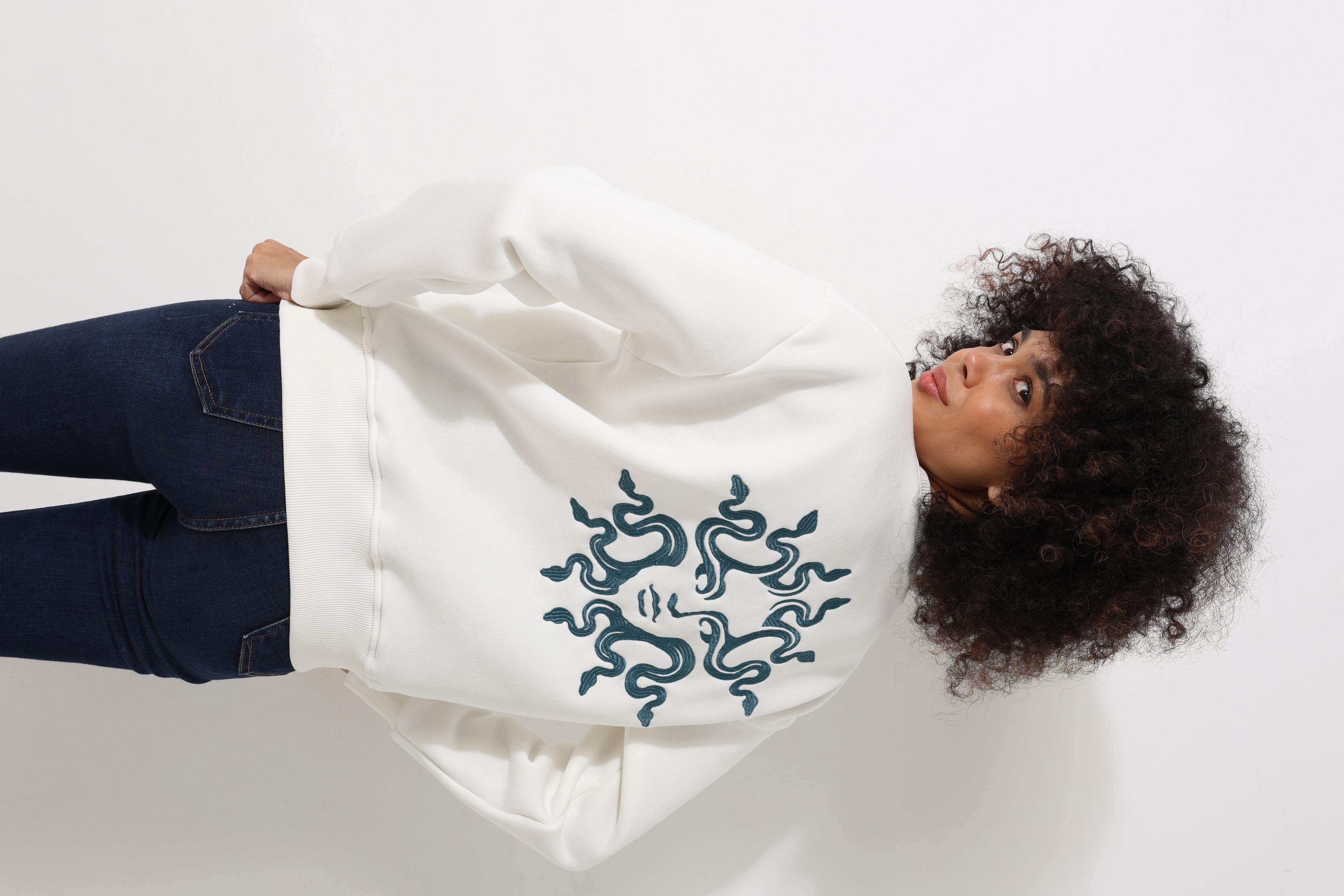 Ekru Sırtı Medusa Nakış İşlemeli Bisiklet Yaka Oversize Kadın Sweatshirt - 2446