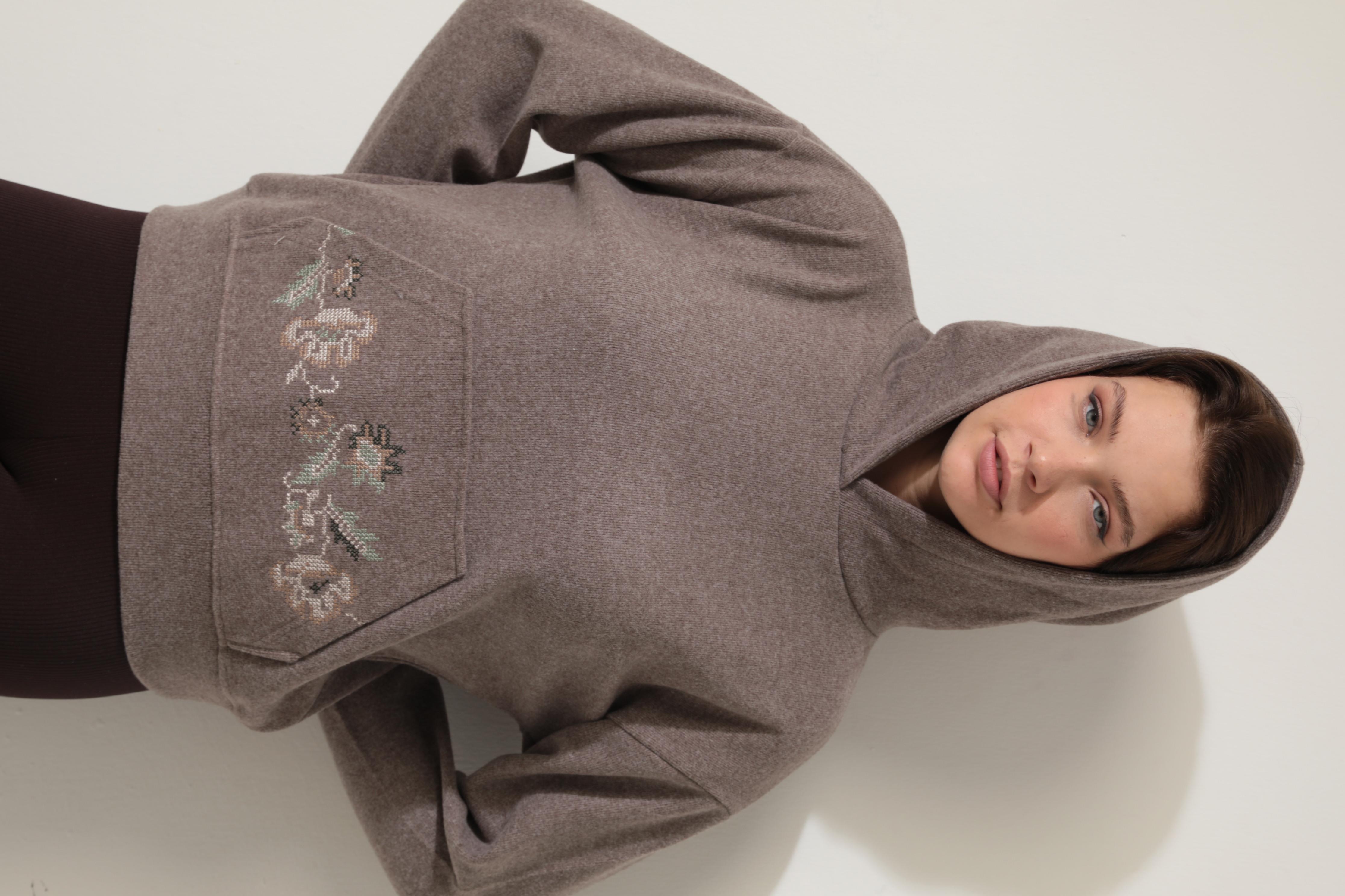Kahve Önü Kanaviçe Nakışlı Kanguru Cepli Kapüşonlu Selanik Sweatshirt - 2431