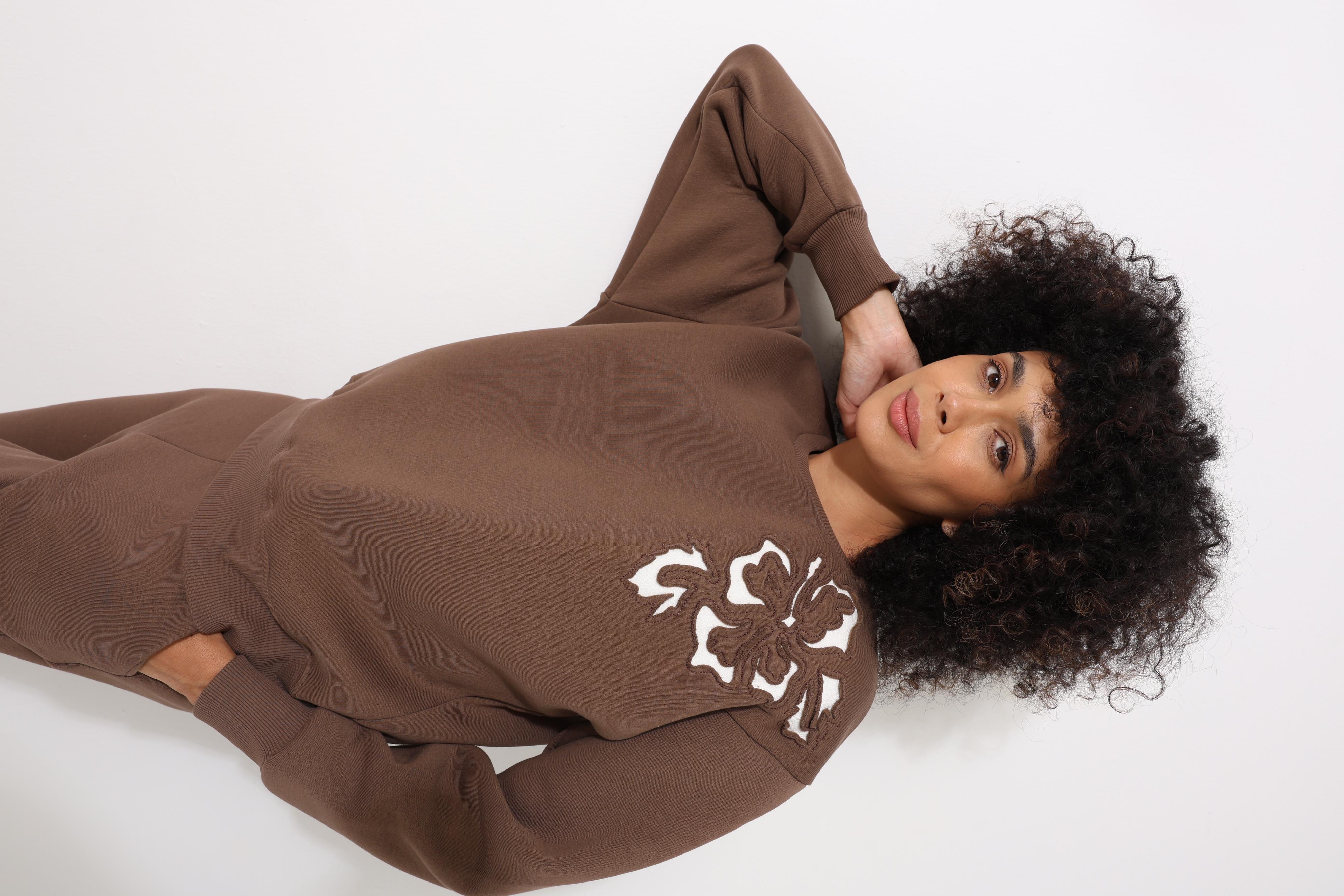 Kahverengi Omzu Lazer Kesim Çiçek Nakış Detaylı Bisiklet Yaka Oversize Kadın  Sweatshirt - 2448