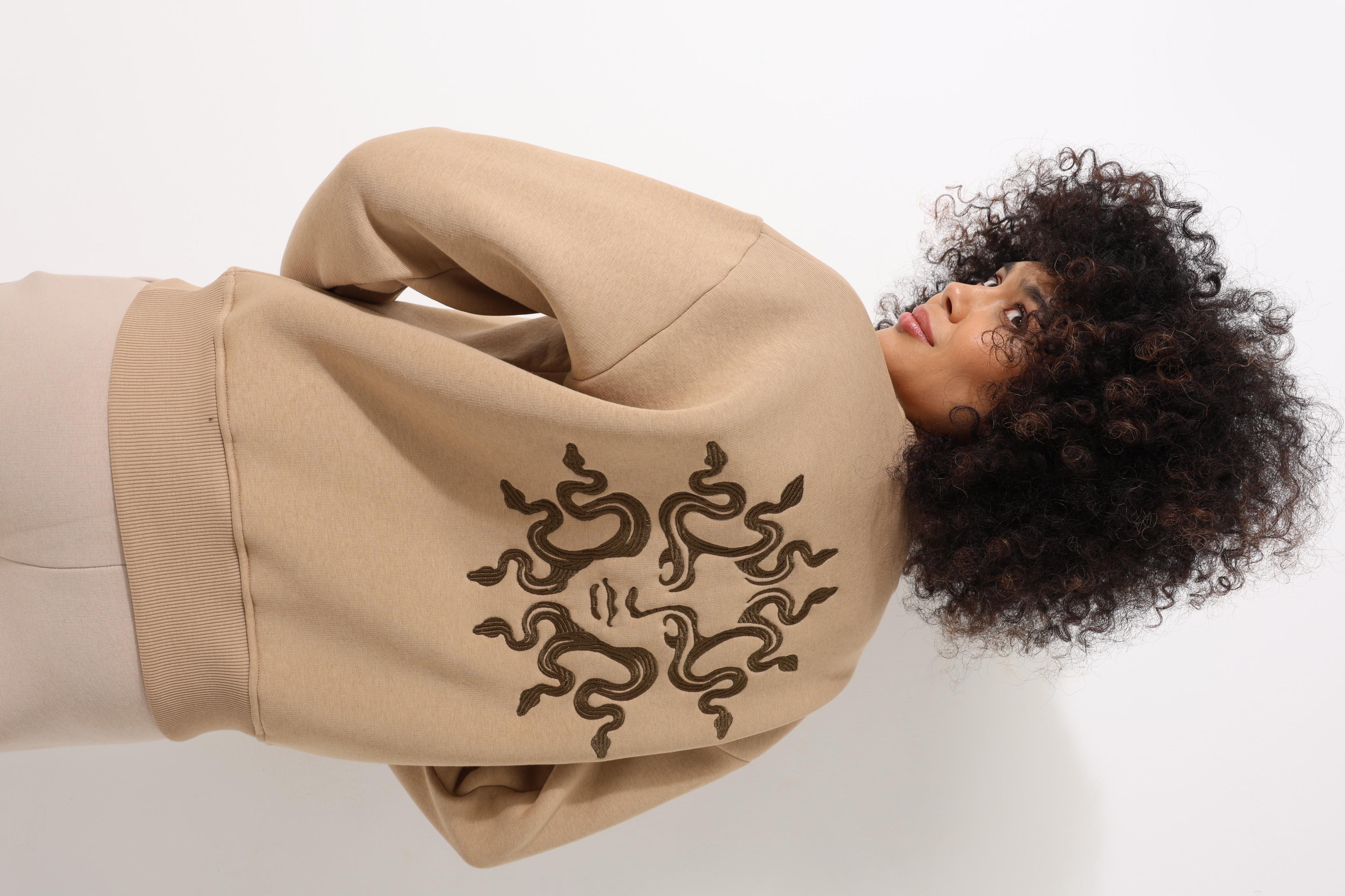 Kamel Sırtı Medusa Nakış İşlemeli Bisiklet Yaka Oversize Kadın Sweatshirt - 2446