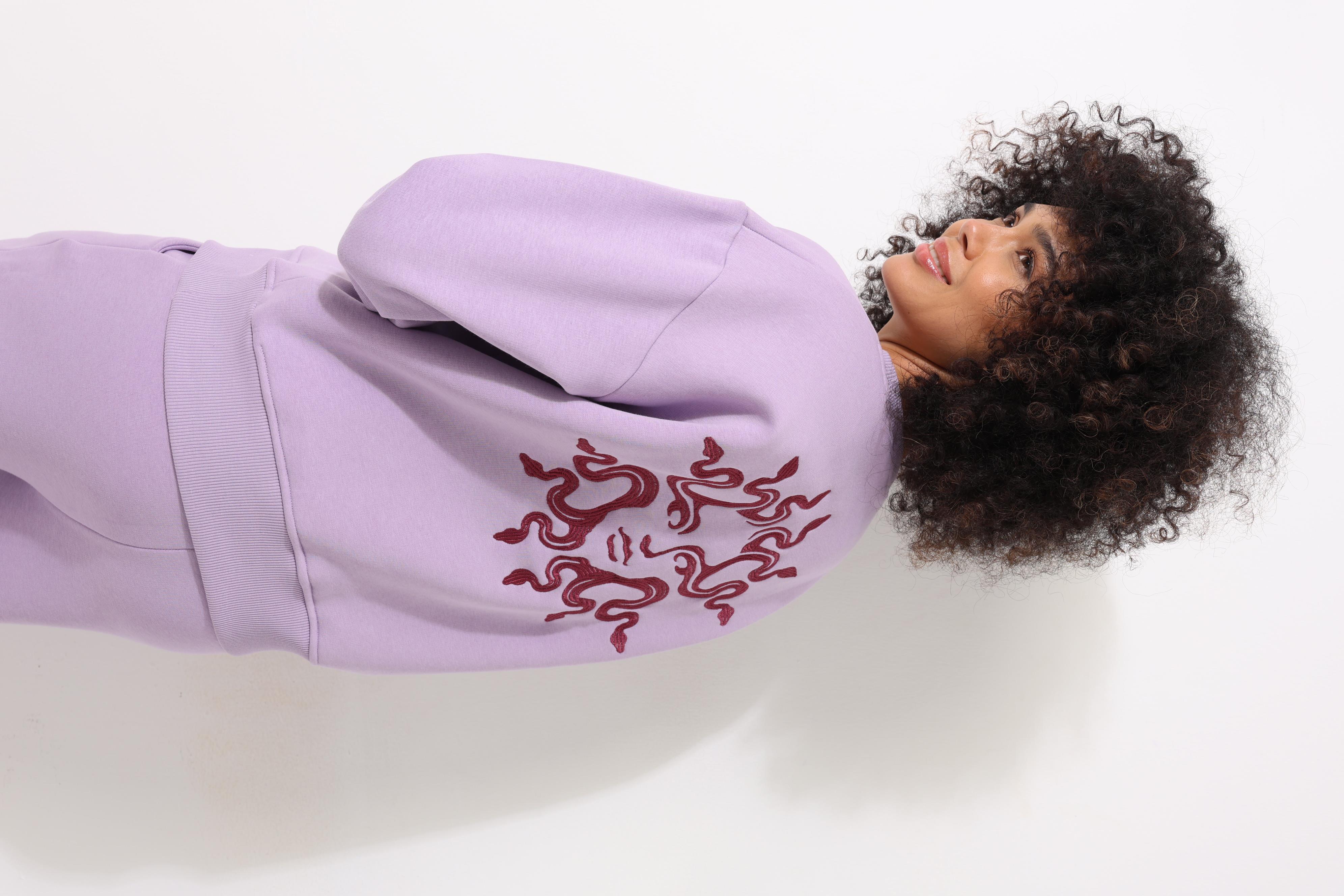 Lila Sırtı Medusa Nakış İşlemeli Bisiklet Yaka Oversize Kadın Sweatshirt - 2446