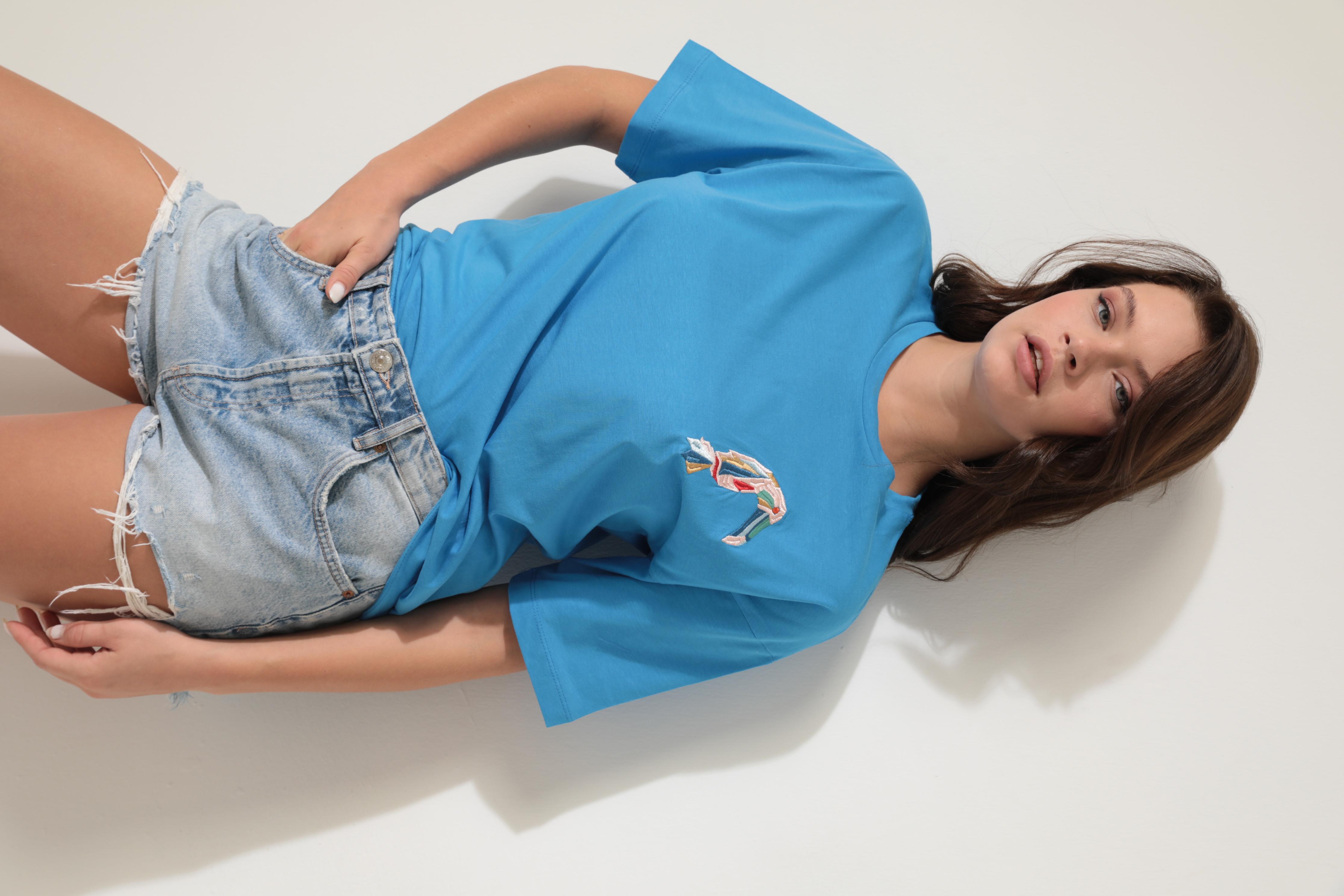 Mavi Papağan Nakışlı Bisiklet Yaka Oversize Kısa Kollu Kadın T-shirt- 2422