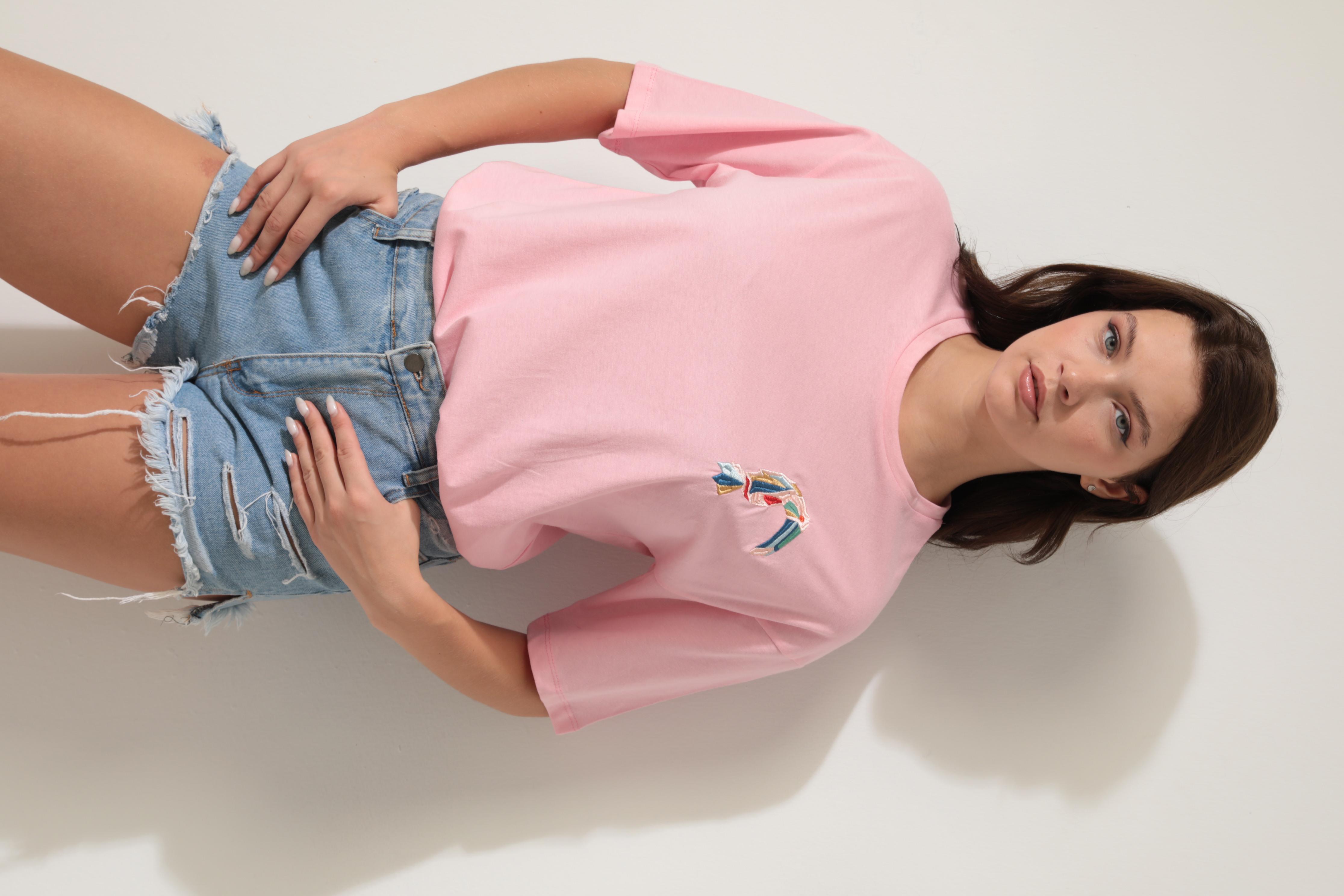Pembe Papağan Nakışlı Bisiklet Yaka Oversize Kısa Kollu Kadın T-shirt- 2422