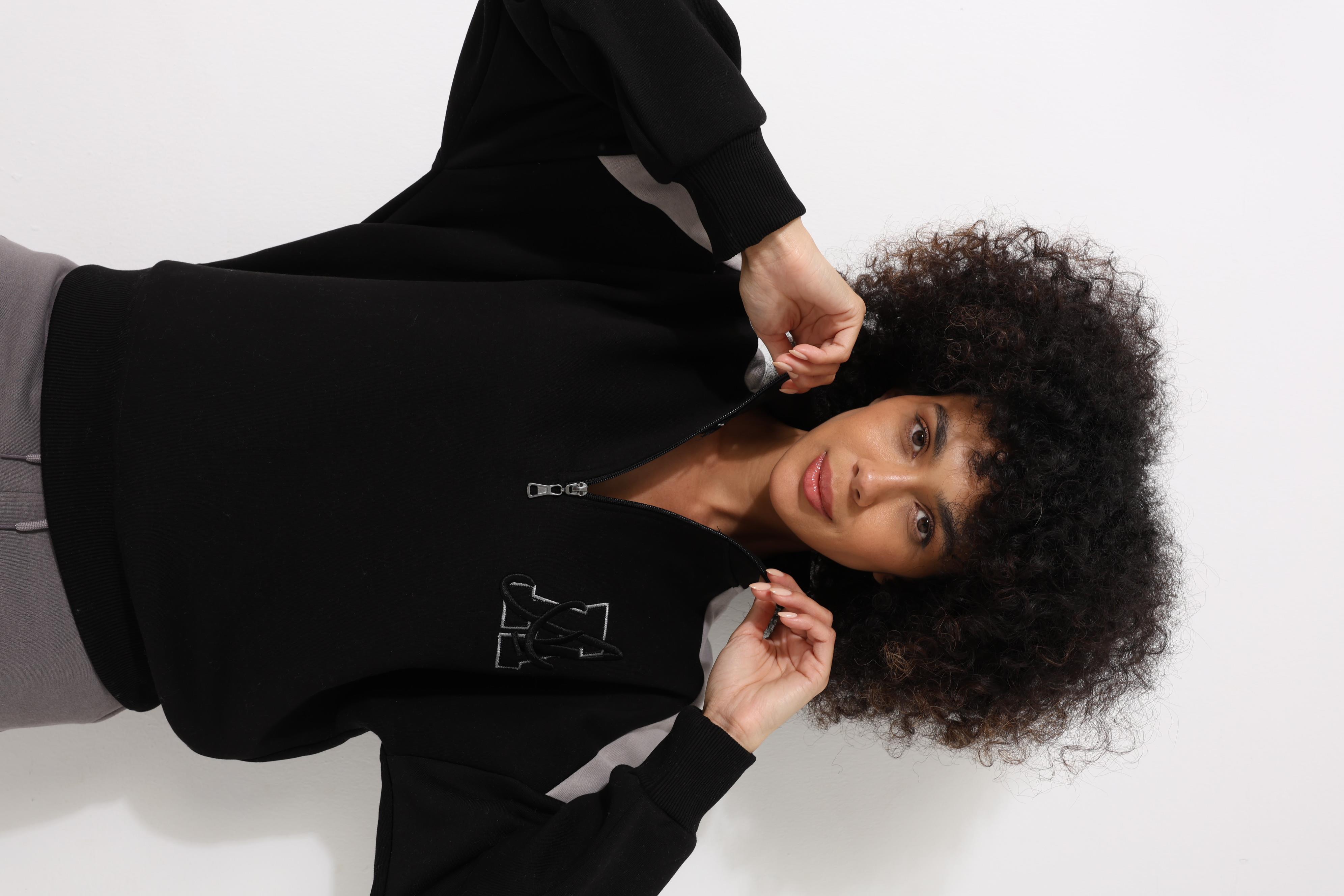 Siyah Kadın Yarım Balıkçı Yaka Fermuarlı Blok Parçalı Nakış Detaylı Oversize Sweatshirt - 2451