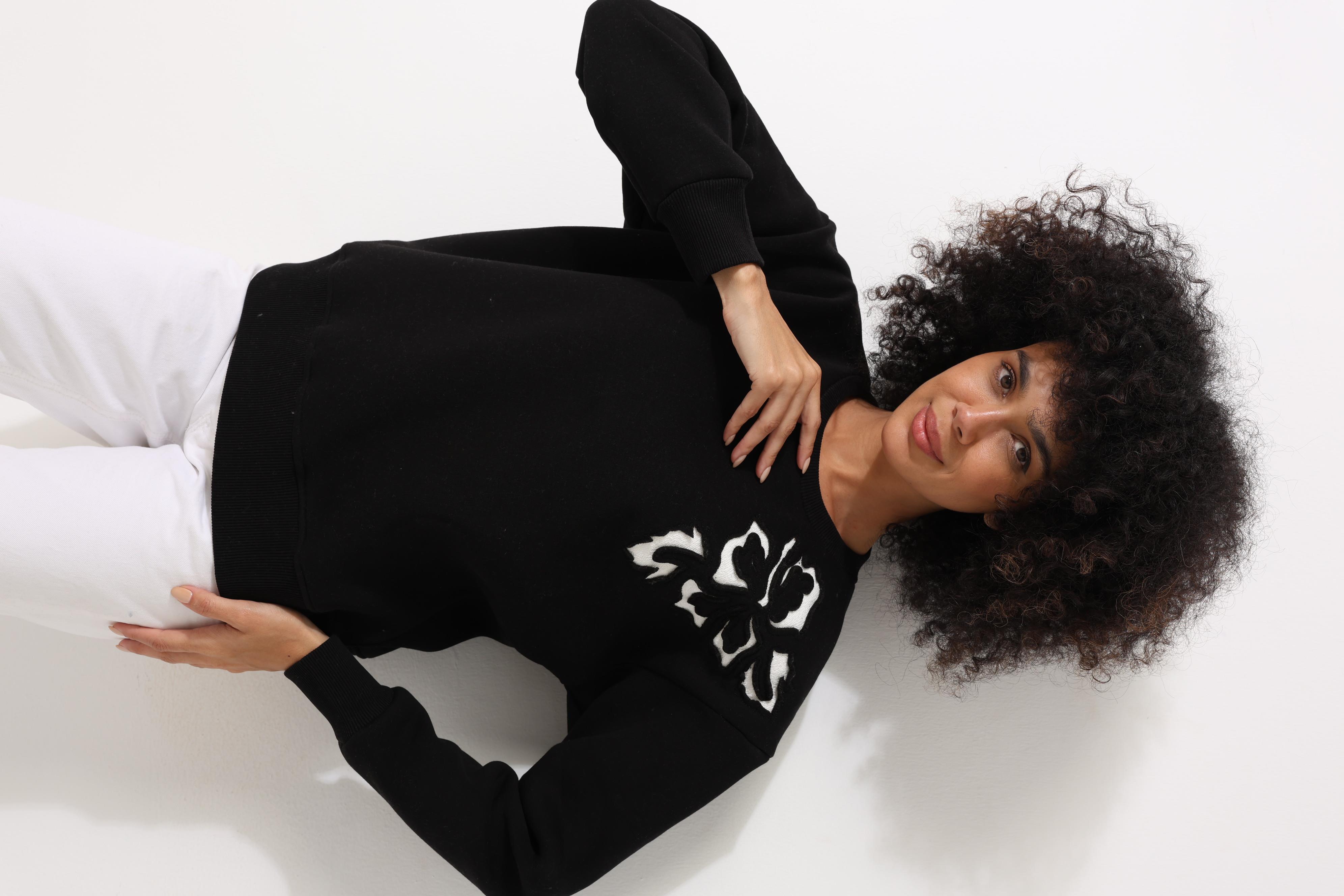 Siyah Omzu Lazer Kesim Çiçek Nakış Detaylı Bisiklet Yaka Oversize Kadın  Sweatshirt - 2448